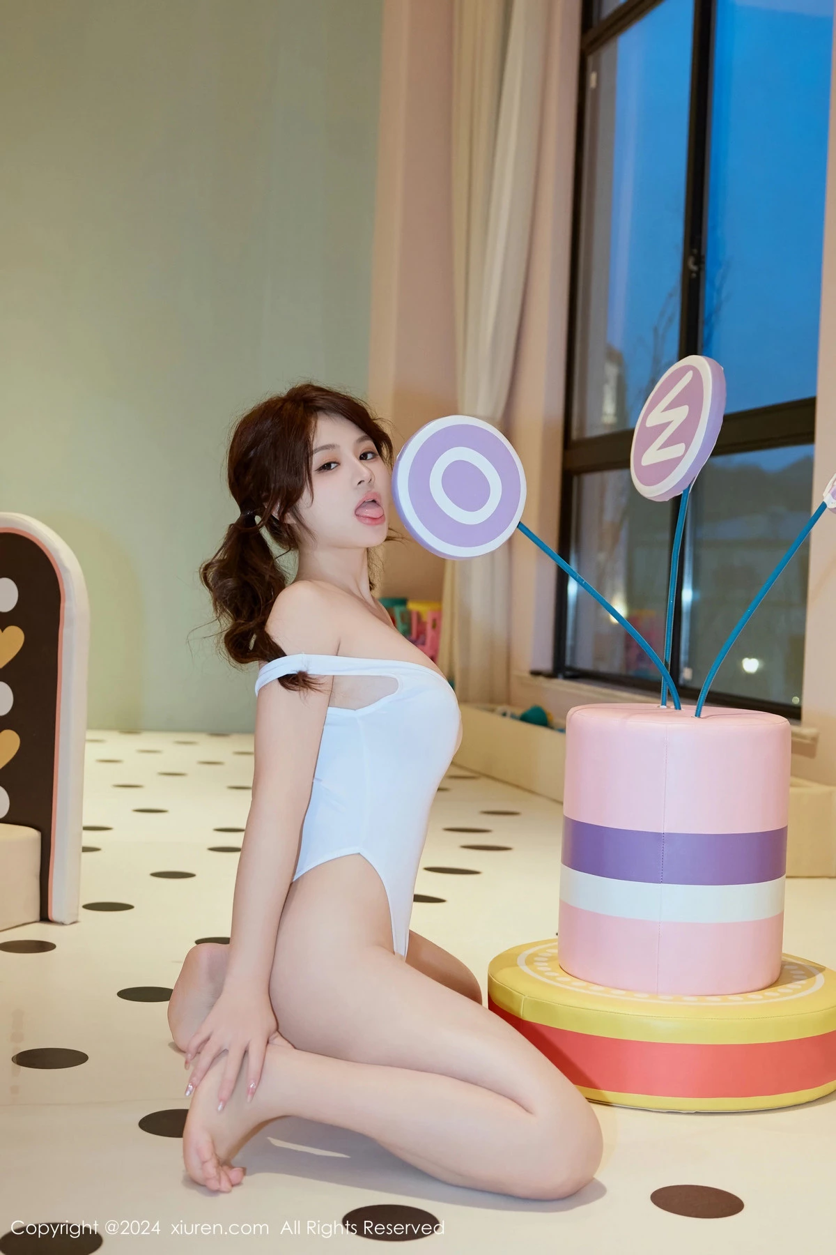 秀人集.com_[XiuRen秀人网]No.8284_模特沈思怡游乐场主题性感白色高叉连体衣秀丰满身材诱惑写真65P