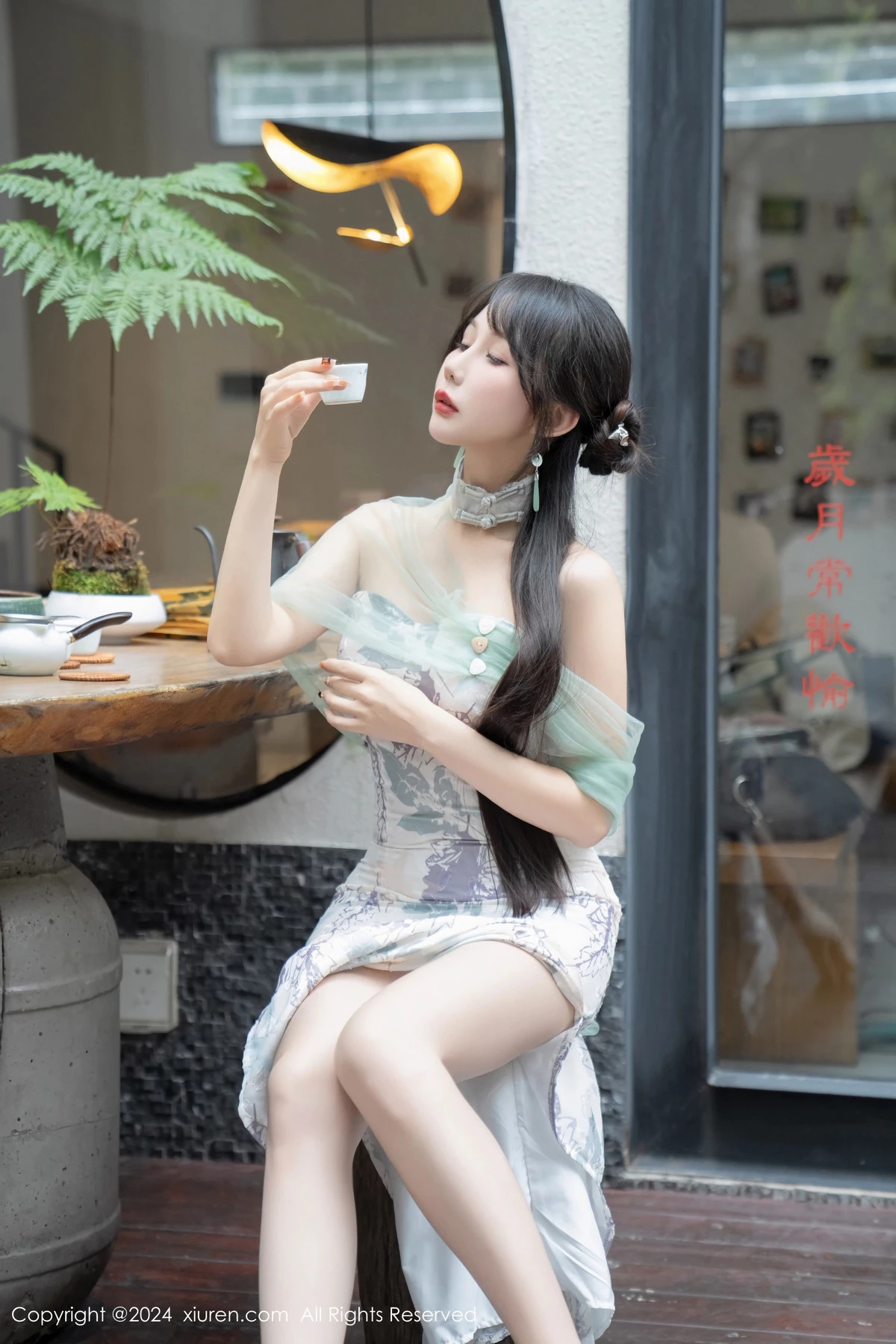 秀人集.com_[XiuRen秀人网]No.8448_模特波巧酱性感黑色薄纱肚兜+图案旗袍配闪亮肉丝完美诱惑写真96P