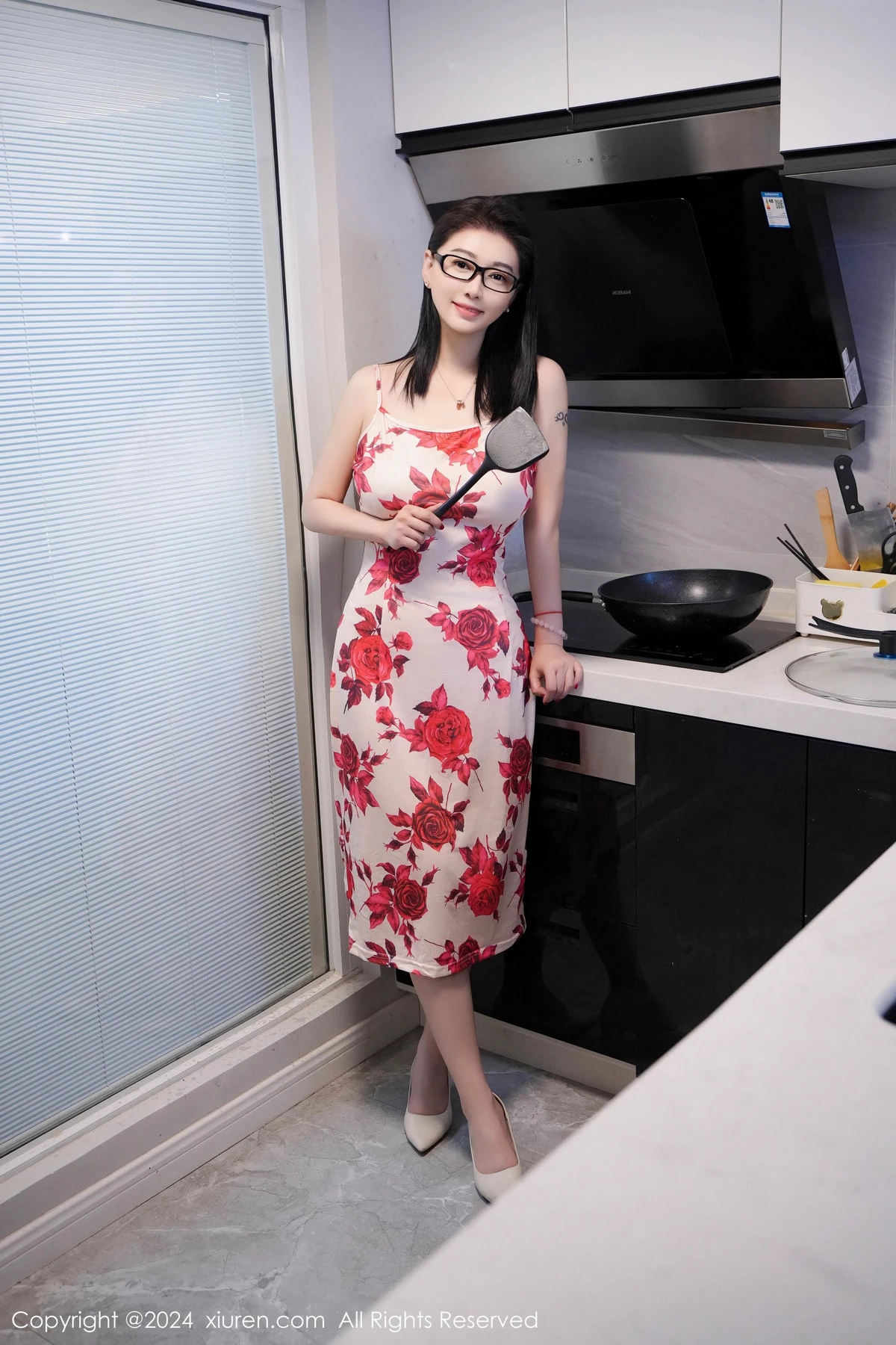 秀人集.com_[XiuRen秀人网]No.8468_模特雅茹老师厨房场景性感红色图案长裙秀柔美身姿完美诱惑写真79P