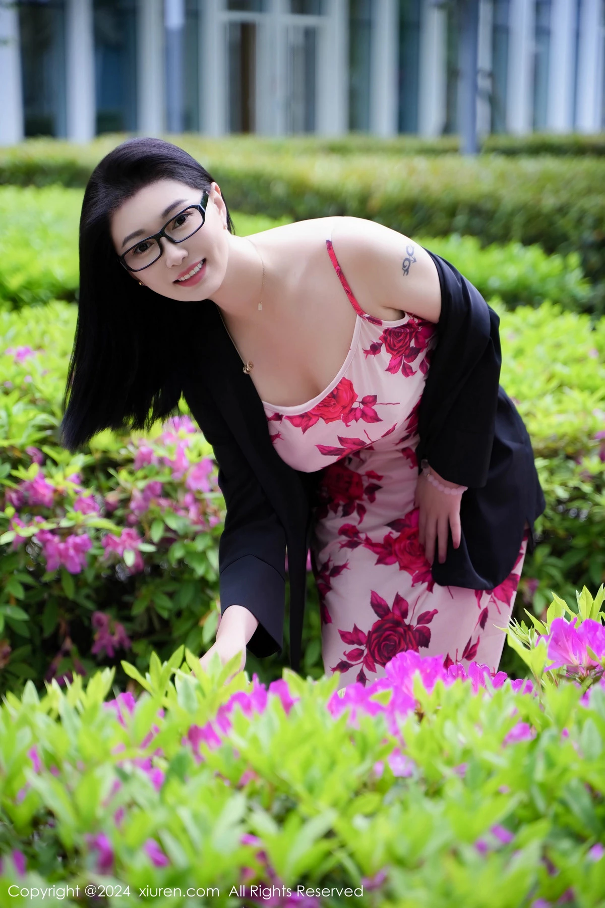 秀人集.com_[XiuRen秀人网]No.8468_模特雅茹老师厨房场景性感红色图案长裙秀柔美身姿完美诱惑写真79P