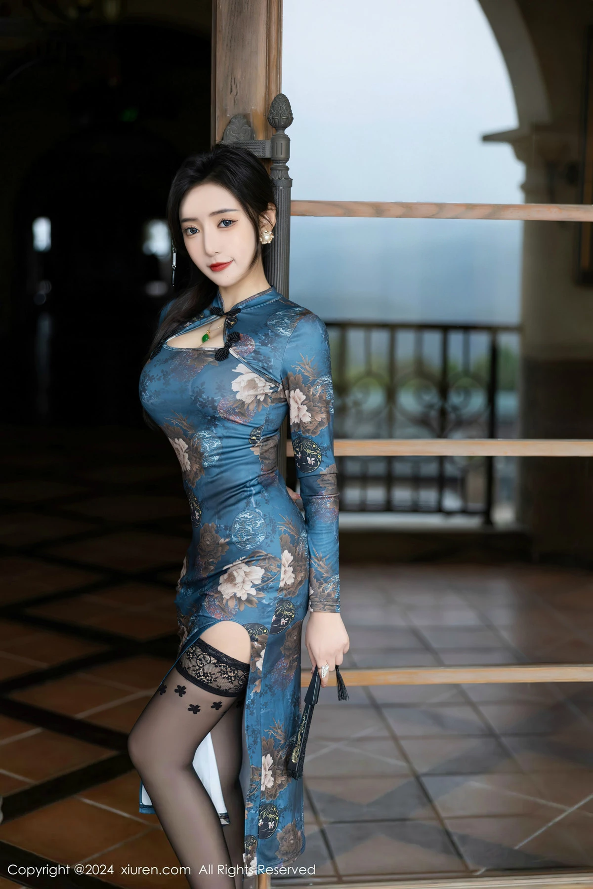 秀人集.com_[XiuRen秀人网]No.8425_女神王馨瑶yanni性感蓝色图案旗袍配超薄黑丝秀完美身材迷人写真82P