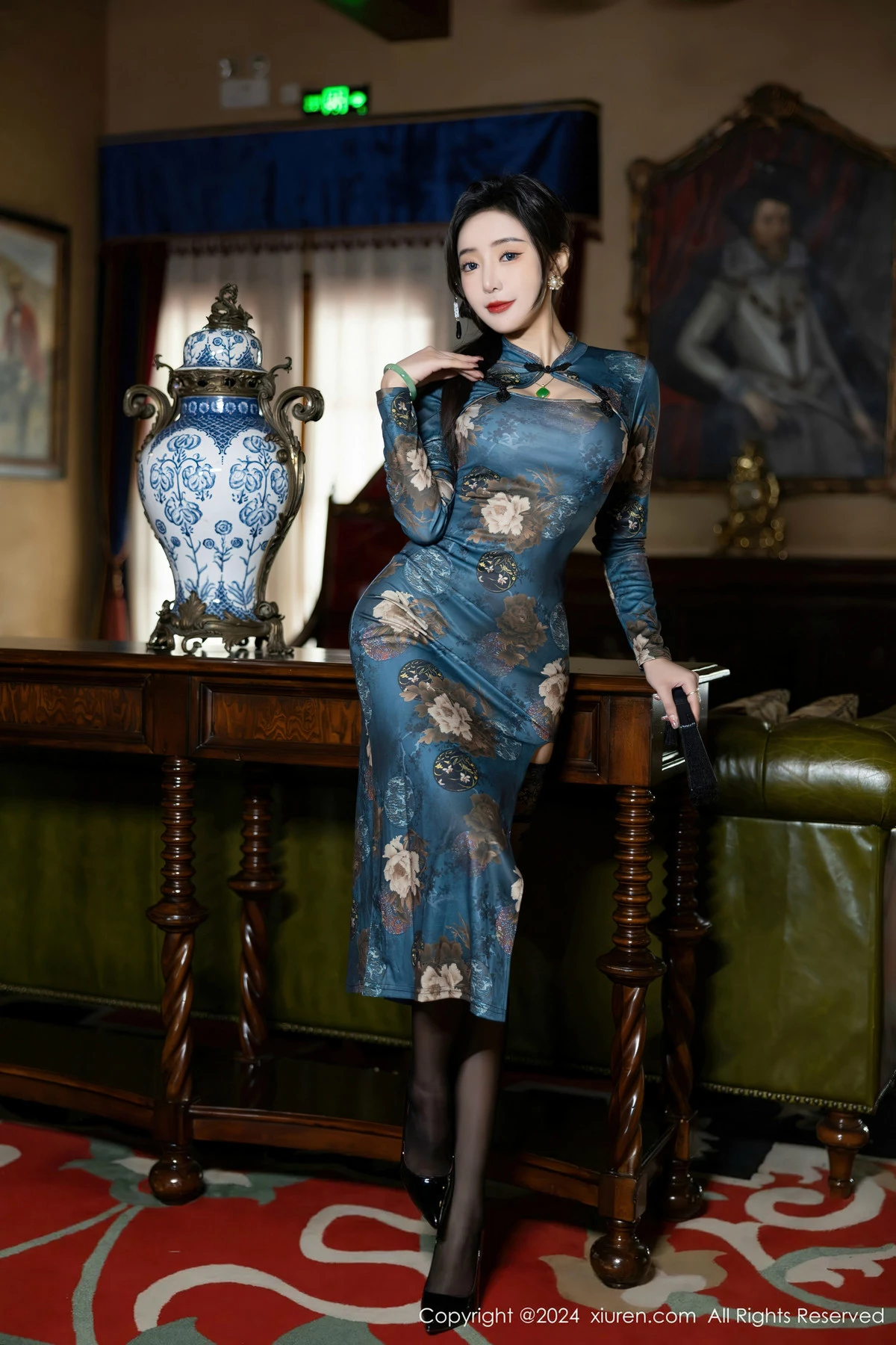 秀人集.com_[XiuRen秀人网]No.8425_女神王馨瑶yanni性感蓝色图案旗袍配超薄黑丝秀完美身材迷人写真82P