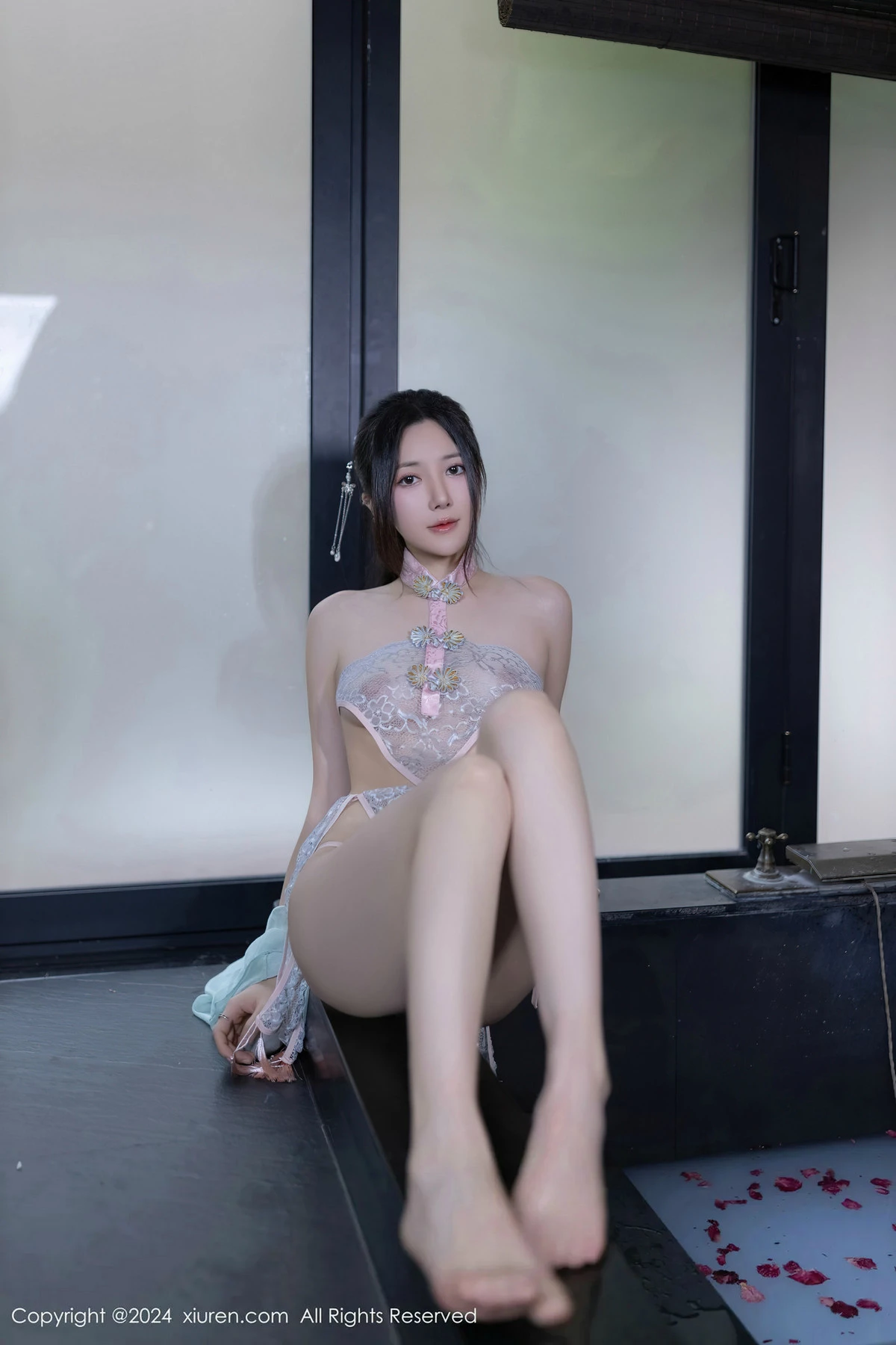 秀人集.com_[XiuRen秀人网]No.8428_模特鱼子酱Fish浴池场景性感粉色布兜内衣秀惹火身材诱惑写真81P