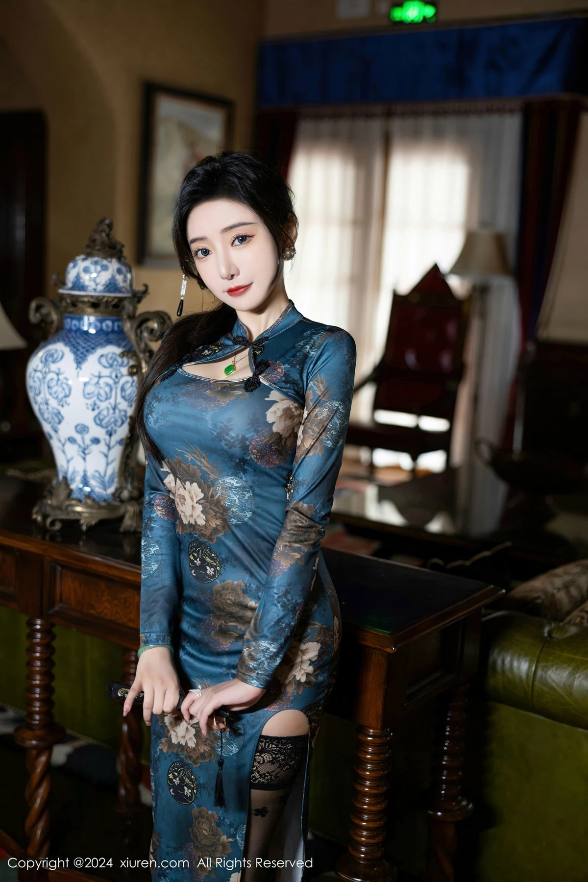 秀人集.com_[XiuRen秀人网]No.8425_女神王馨瑶yanni性感蓝色图案旗袍配超薄黑丝秀完美身材迷人写真82P