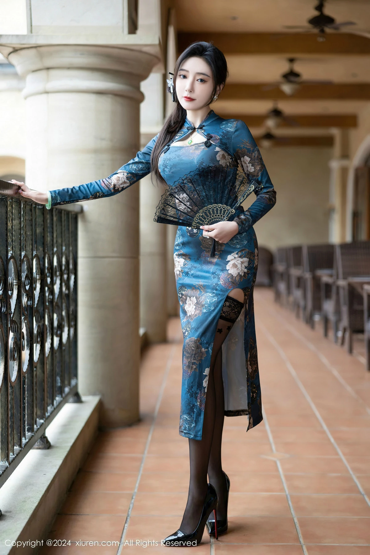 秀人集.com_[XiuRen秀人网]No.8425_女神王馨瑶yanni性感蓝色图案旗袍配超薄黑丝秀完美身材迷人写真82P