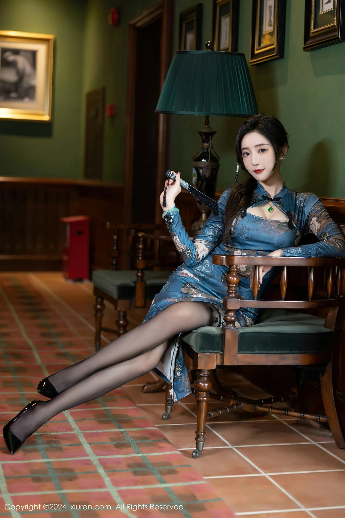 秀人集.com_[XiuRen秀人网]No.8425_女神王馨瑶yanni性感蓝色图案旗袍配超薄黑丝秀完美身材迷人写真82P