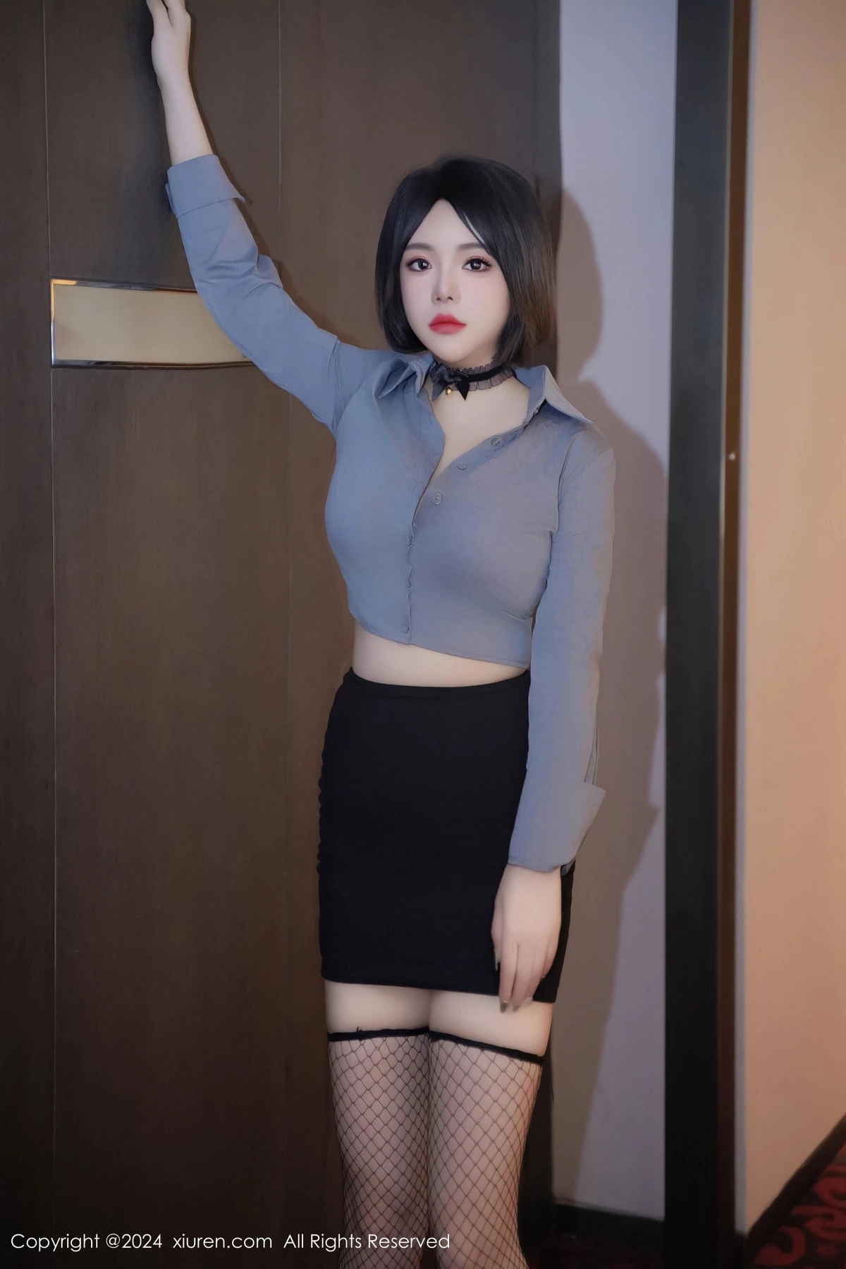 秀人集.com_[XiuRen秀人网]No.8435_模特陆萱雅性感灰色衬衫配黑短裙露黑丝网袜秀翘臀美腿诱惑写真68P