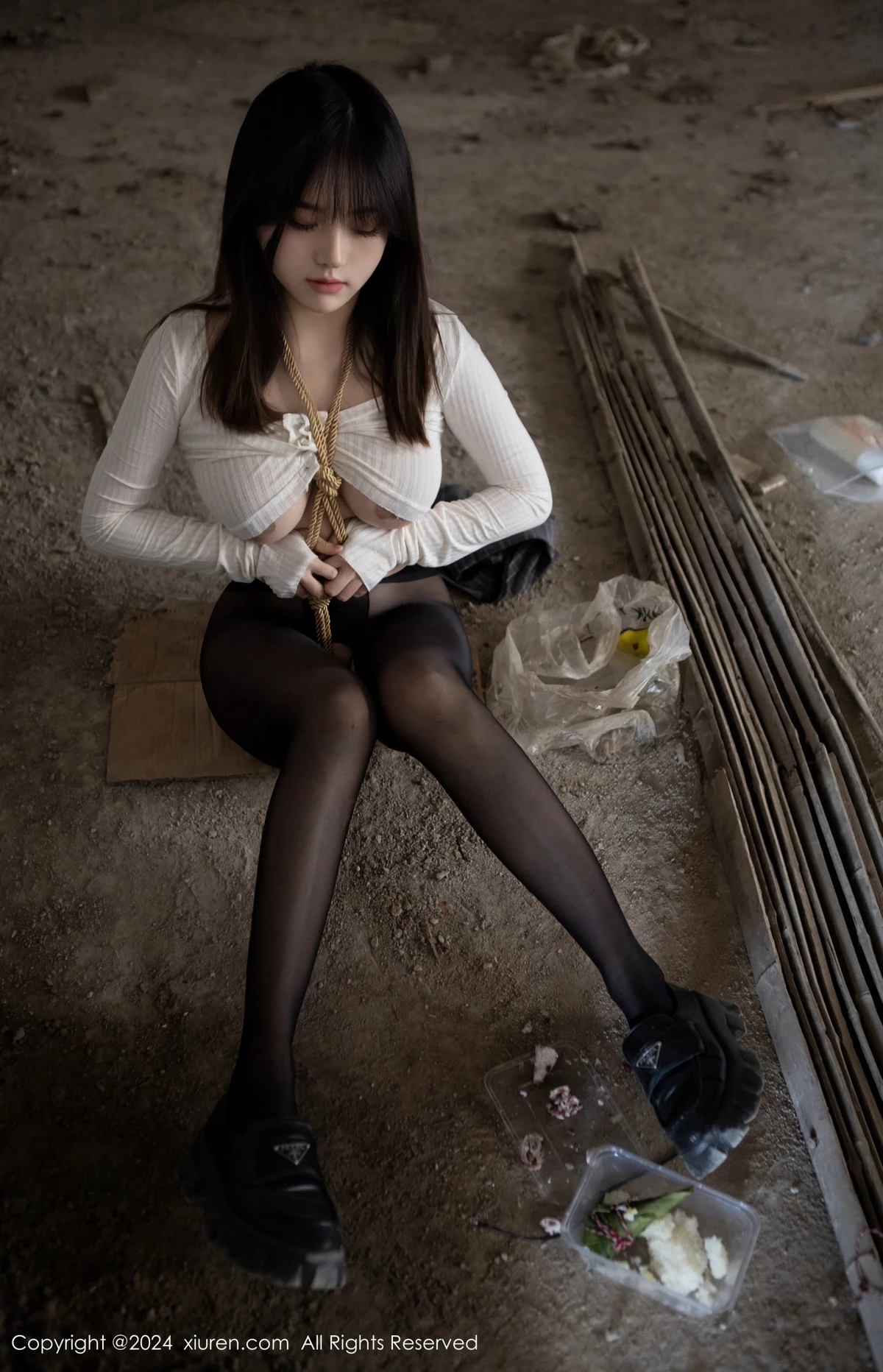 秀人集.com_[XiuRen秀人网]No.8439_模特豆瓣酱捆绑主题性感白色上衣配开档黑丝秀丰满身材诱惑写真85P