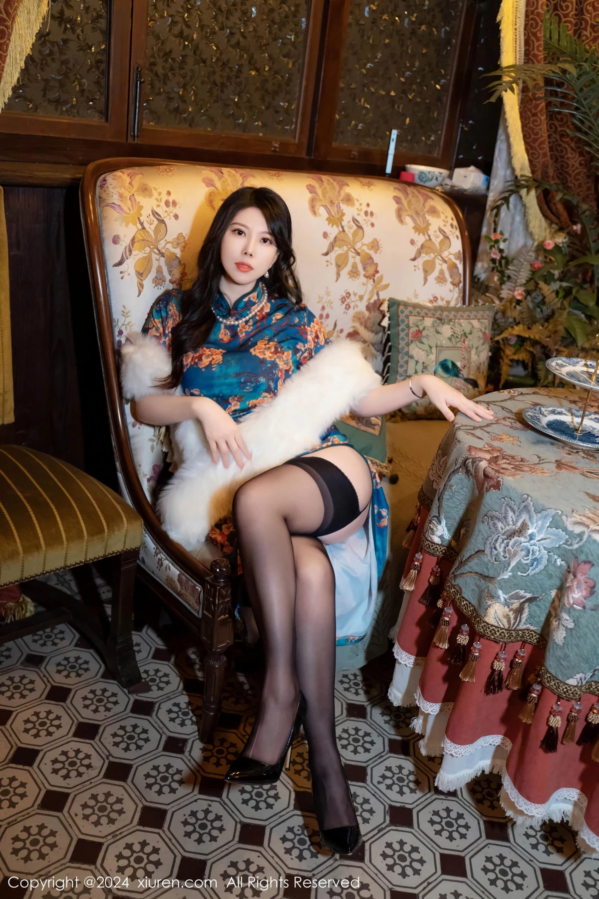 秀人集.com_[XiuRen秀人网]No.8476_模特白茹雪性感深色旗袍露红色内衣配黑丝袜秀完美身材诱惑写真60P