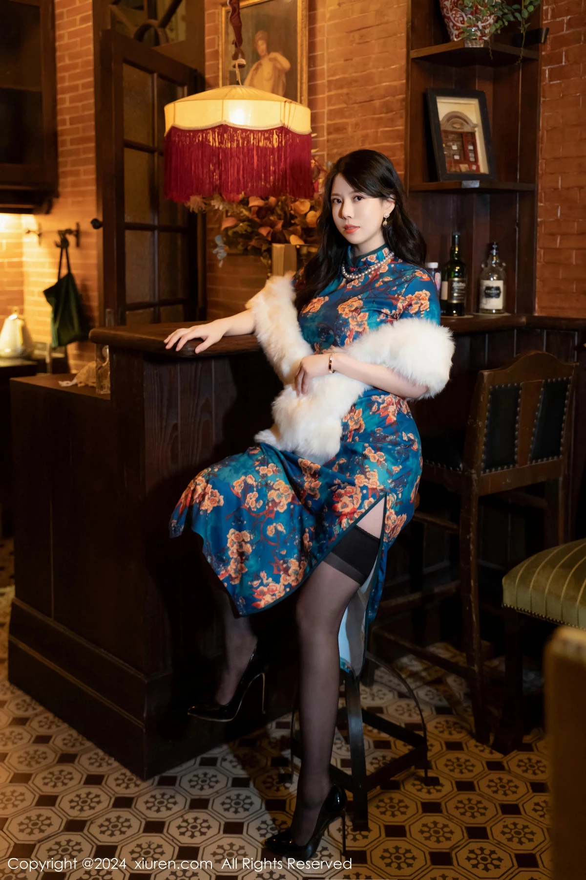 秀人集.com_[XiuRen秀人网]No.8476_模特白茹雪性感深色旗袍露红色内衣配黑丝袜秀完美身材诱惑写真60P