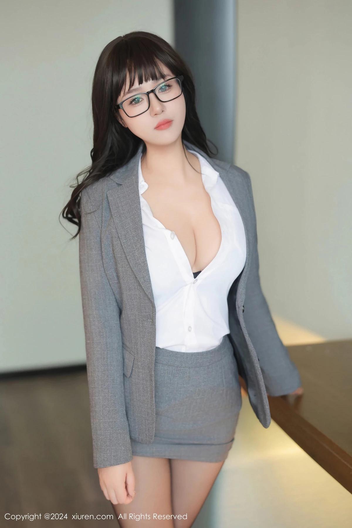 秀人集.com_[XiuRen秀人网]No.8496_模特金小依性感灰色职业装露黑色蕾丝内衣配超薄黑丝魅惑写真82P