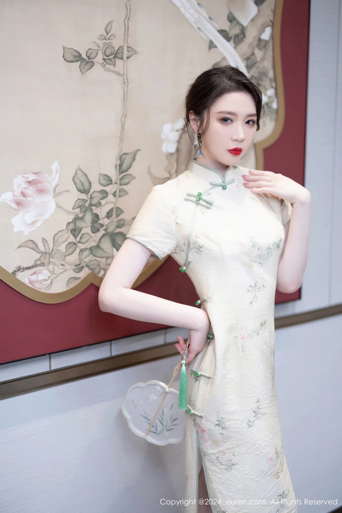 秀人集.com_[XiuRen秀人网]No.8497_模特梦心玥性感浅黄色旗袍配肉丝吊袜秀高挑曼妙身姿诱惑写真83P