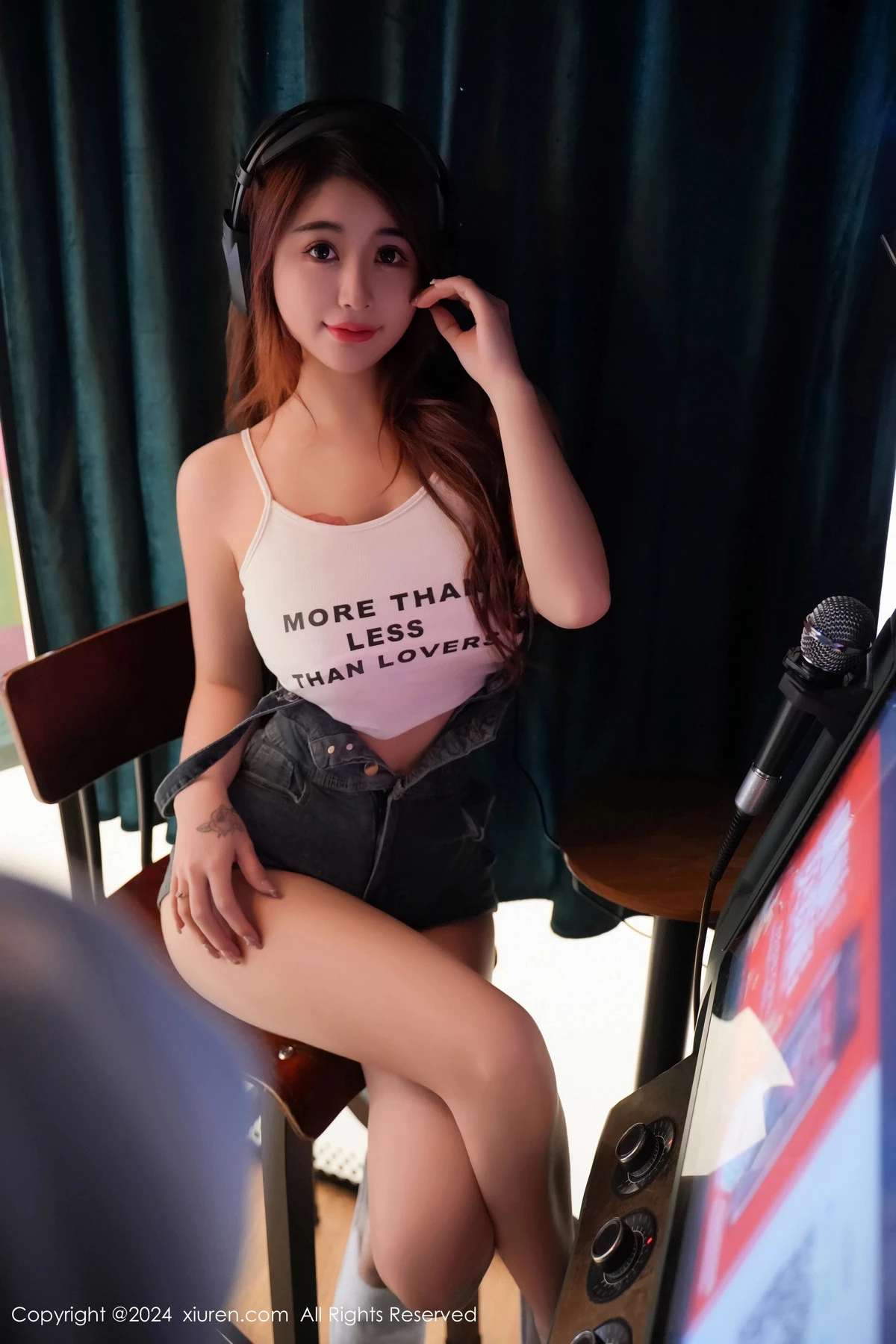 秀人集.com_[XiuRen秀人网]No.8506_模特美七Mia性感白色服饰配牛仔裤半脱秀丰腴身材惹火诱惑写真99P