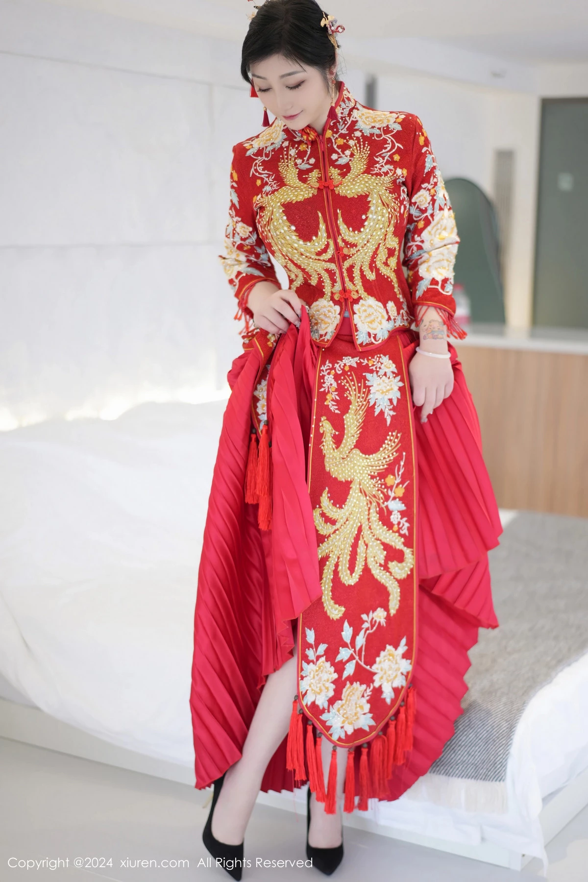 秀人集.com_[XiuRen秀人网]No.8521_女神妲己_Toxic性感红色新娘装扮半脱秀丰腴身姿撩人诱惑写真71P