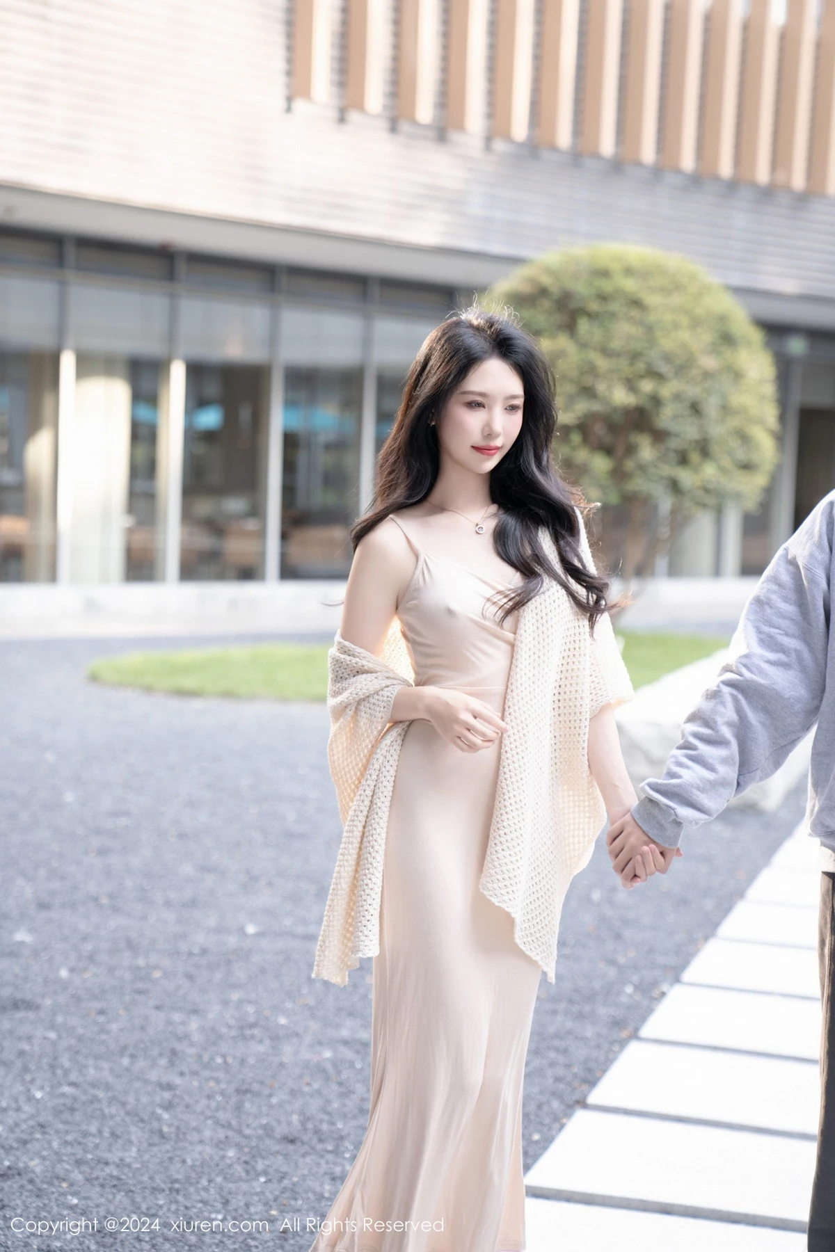 秀人集.com_[XiuRen秀人网]No.8559_模特利世杏色连衣长裙露黑色内衣配超薄黑丝秀曼妙身姿诱惑写真84P