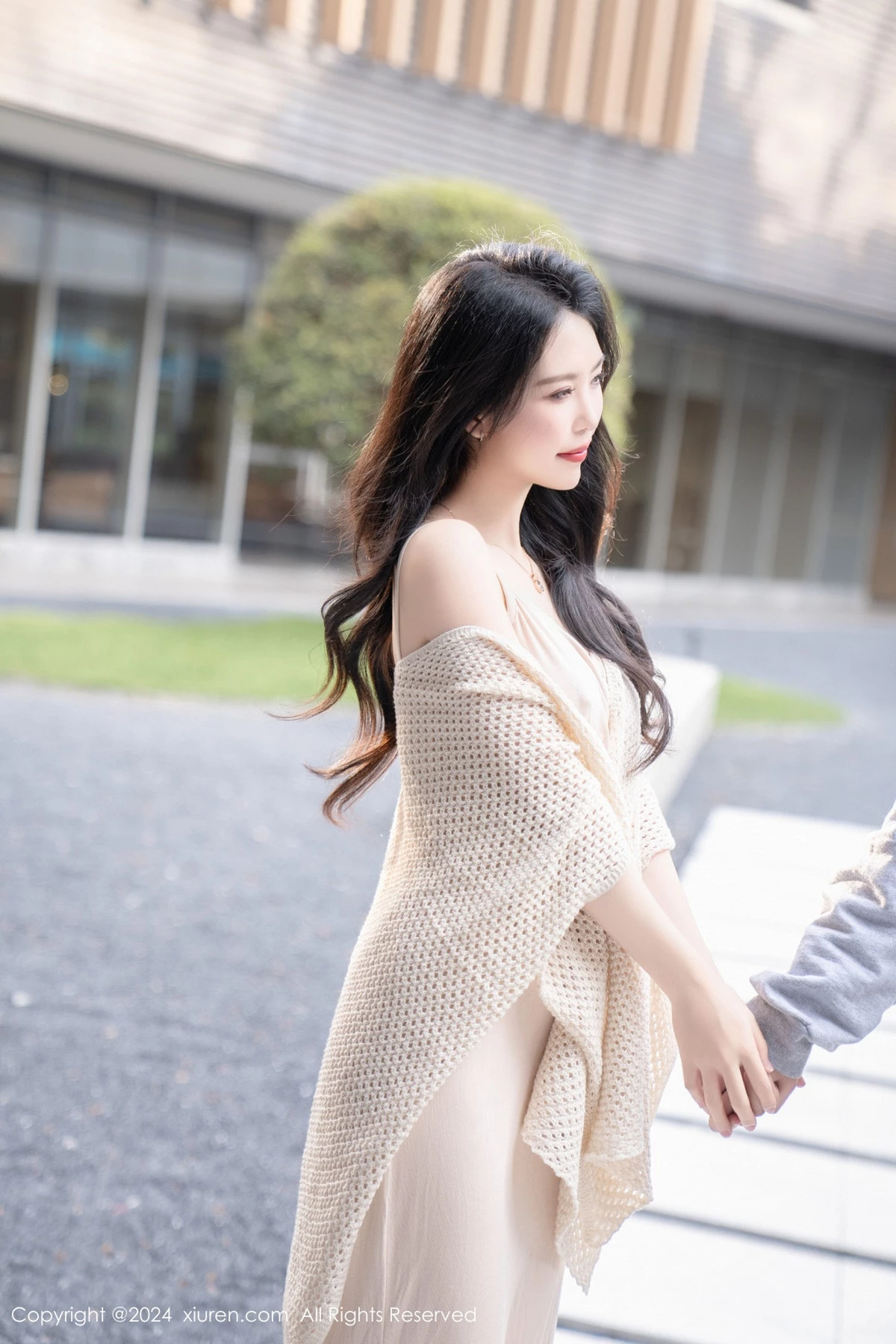 秀人集.com_[XiuRen秀人网]No.8559_模特利世杏色连衣长裙露黑色内衣配超薄黑丝秀曼妙身姿诱惑写真84P