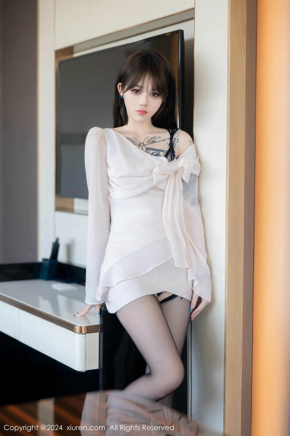 秀人集.com_[XiuRen秀人网]No.8591_模特奶瓶性感白色上衣露黑色情趣服饰配黑丝吊袜秀美腿诱惑写真85P