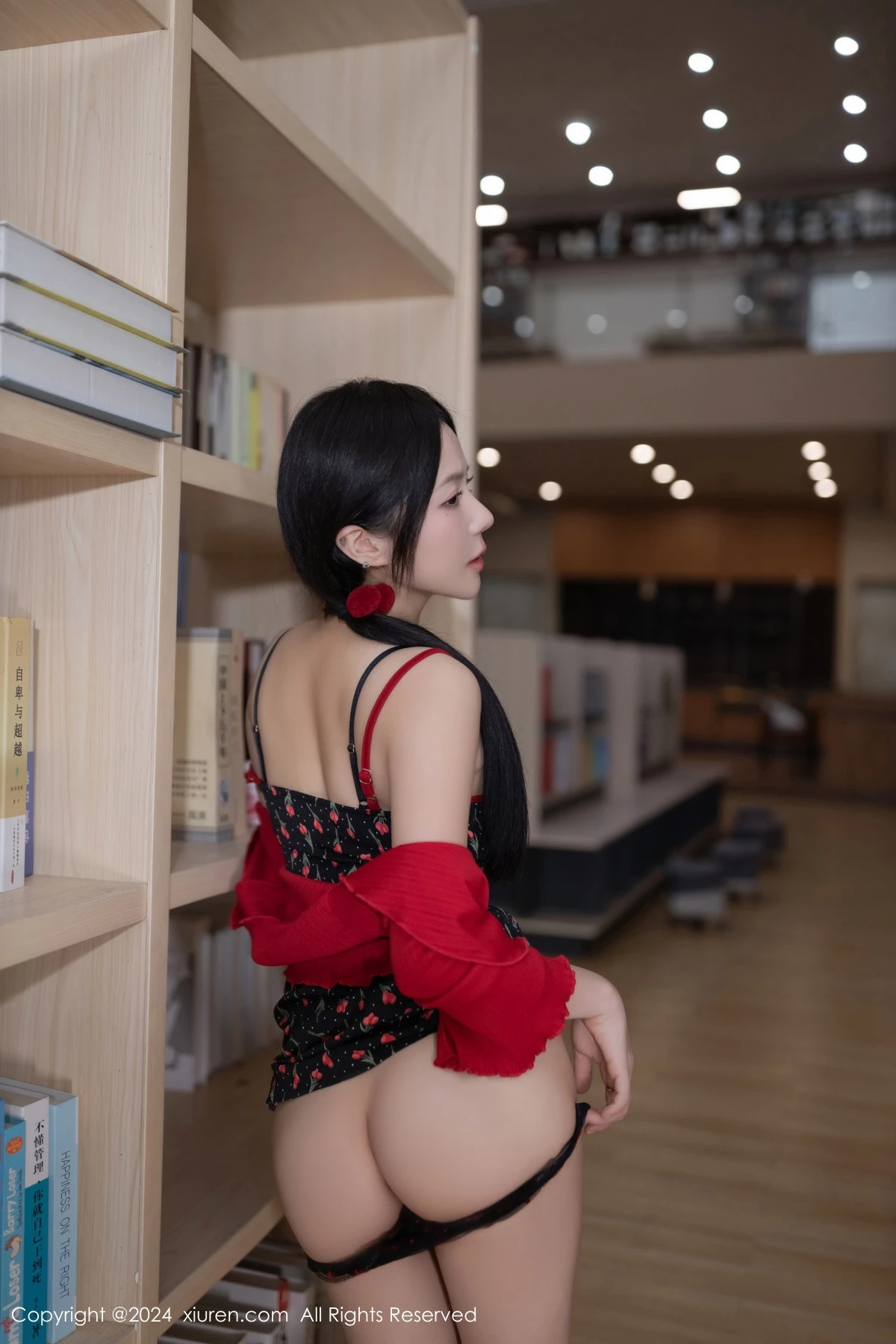 秀人集.com_[XiuRen秀人网]No.8596_模特鱼子酱Fish图书馆场景花色吊带连衣短裙秀曼妙身姿诱惑写真81P