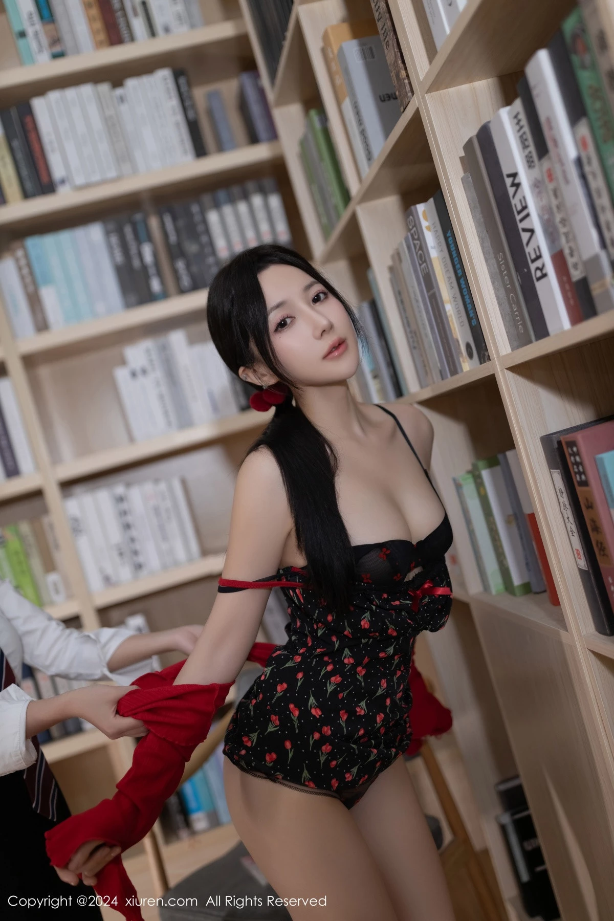 秀人集.com_[XiuRen秀人网]No.8596_模特鱼子酱Fish图书馆场景花色吊带连衣短裙秀曼妙身姿诱惑写真81P
