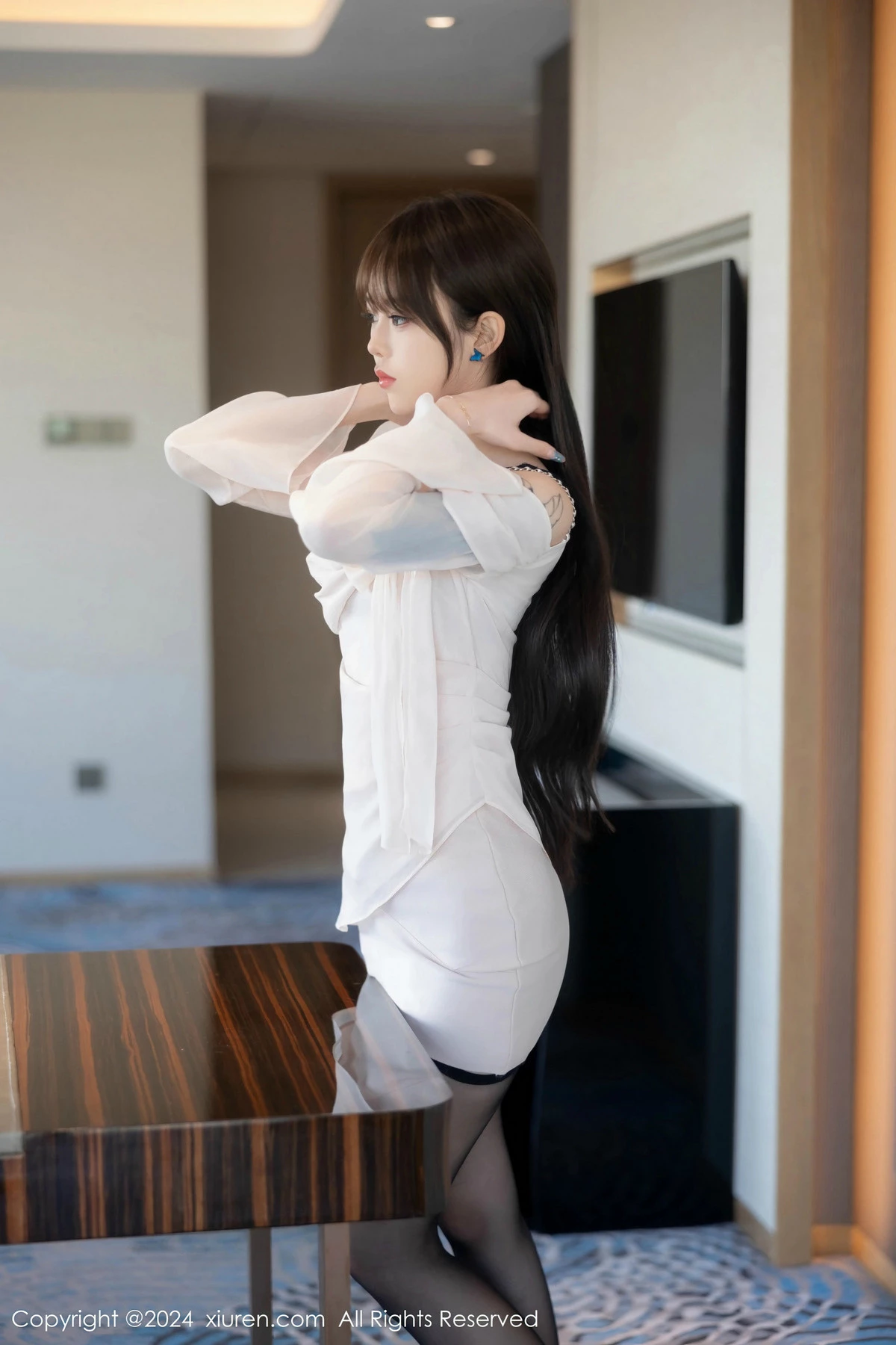 秀人集.com_[XiuRen秀人网]No.8591_模特奶瓶性感白色上衣露黑色情趣服饰配黑丝吊袜秀美腿诱惑写真85P