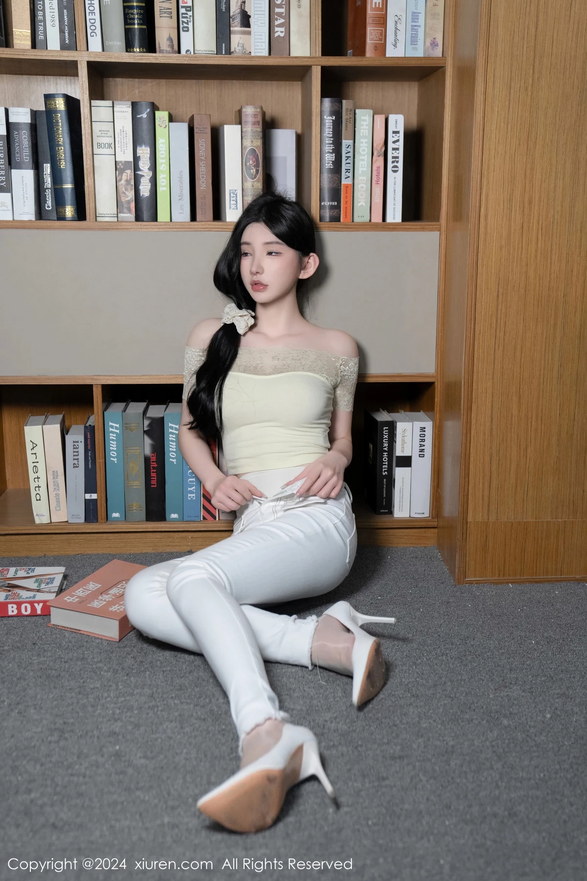 秀人集.com_[XiuRen秀人网]No.8633_女神周于希Sally图书馆场景白色长裤露超薄肉丝秀美腿诱惑写真91P