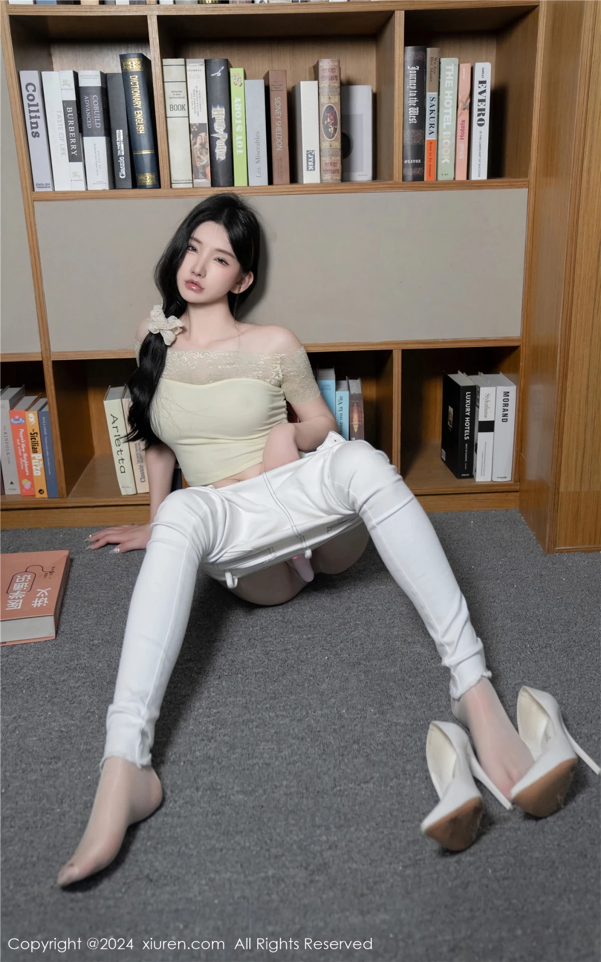 秀人集.com_[XiuRen秀人网]No.8633_女神周于希Sally图书馆场景白色长裤露超薄肉丝秀美腿诱惑写真91P