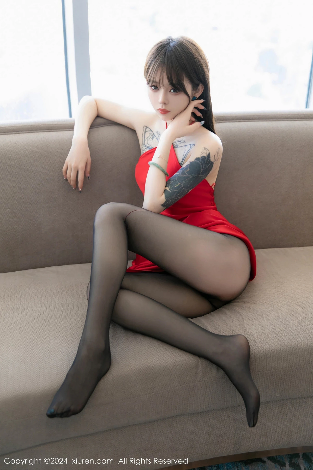 秀人集.com_[XiuRen秀人网]No.8630_模特奶瓶性感红色长裙露黑色内衣配超薄黑丝秀曼妙身姿诱惑写真90P