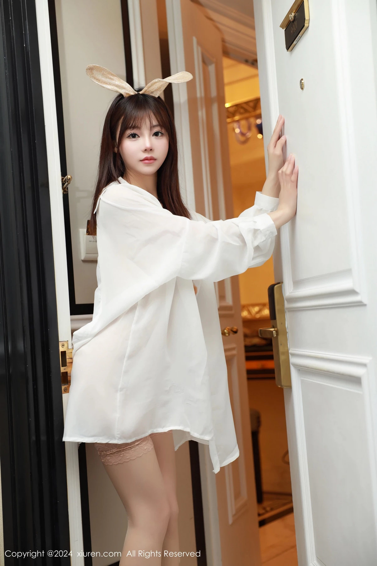 秀人集.com_[XiuRen秀人网]No.8645_模特佘贝拉Bella白色外衣露性感肉色连体内衣秀完美身材诱惑写真66P