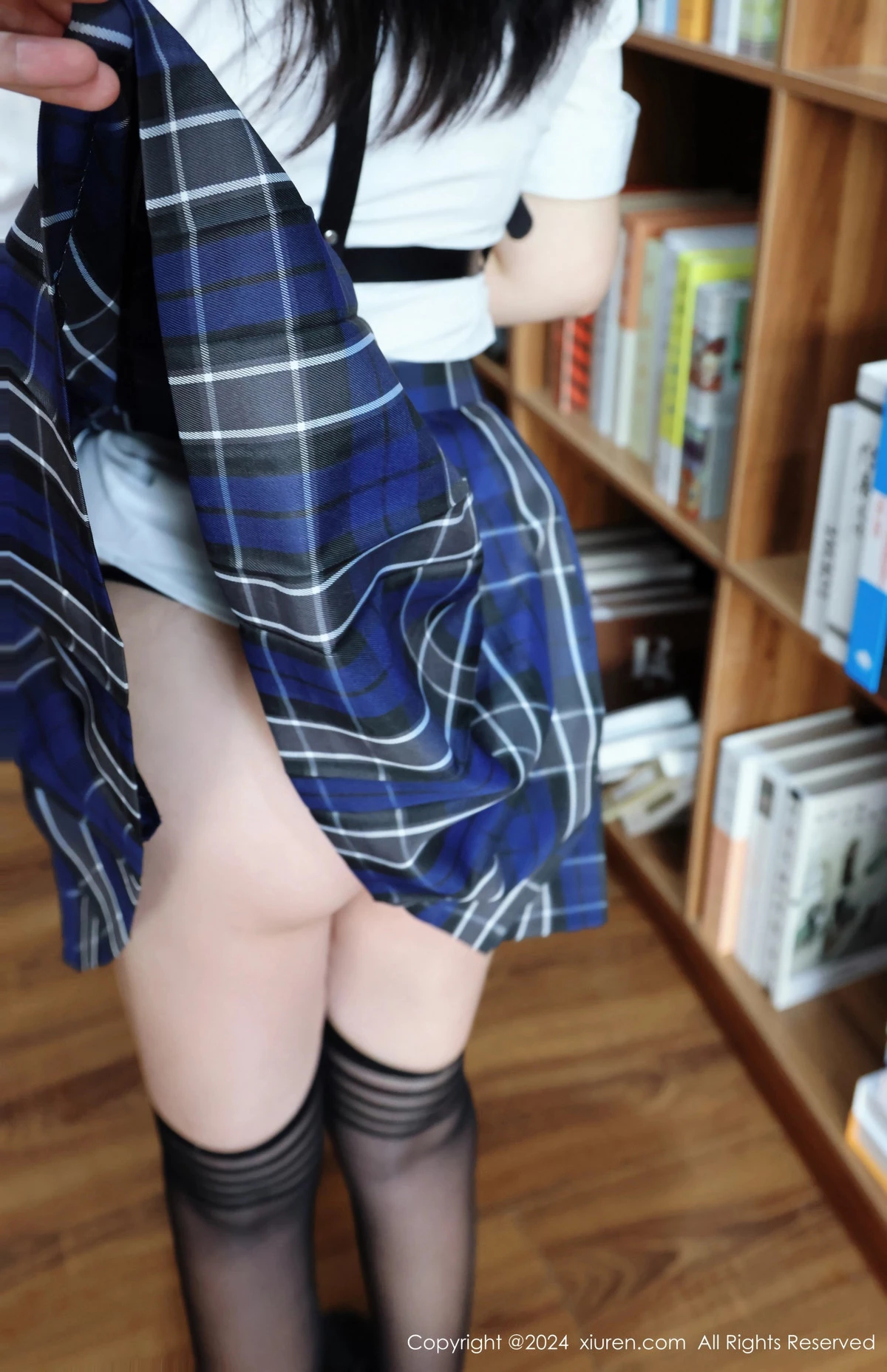 秀人集.com_[XiuRen秀人网]No.8637_模特小薯条nienie图书馆场景JK制服配黑丝袜秀完美身材诱惑写真80P