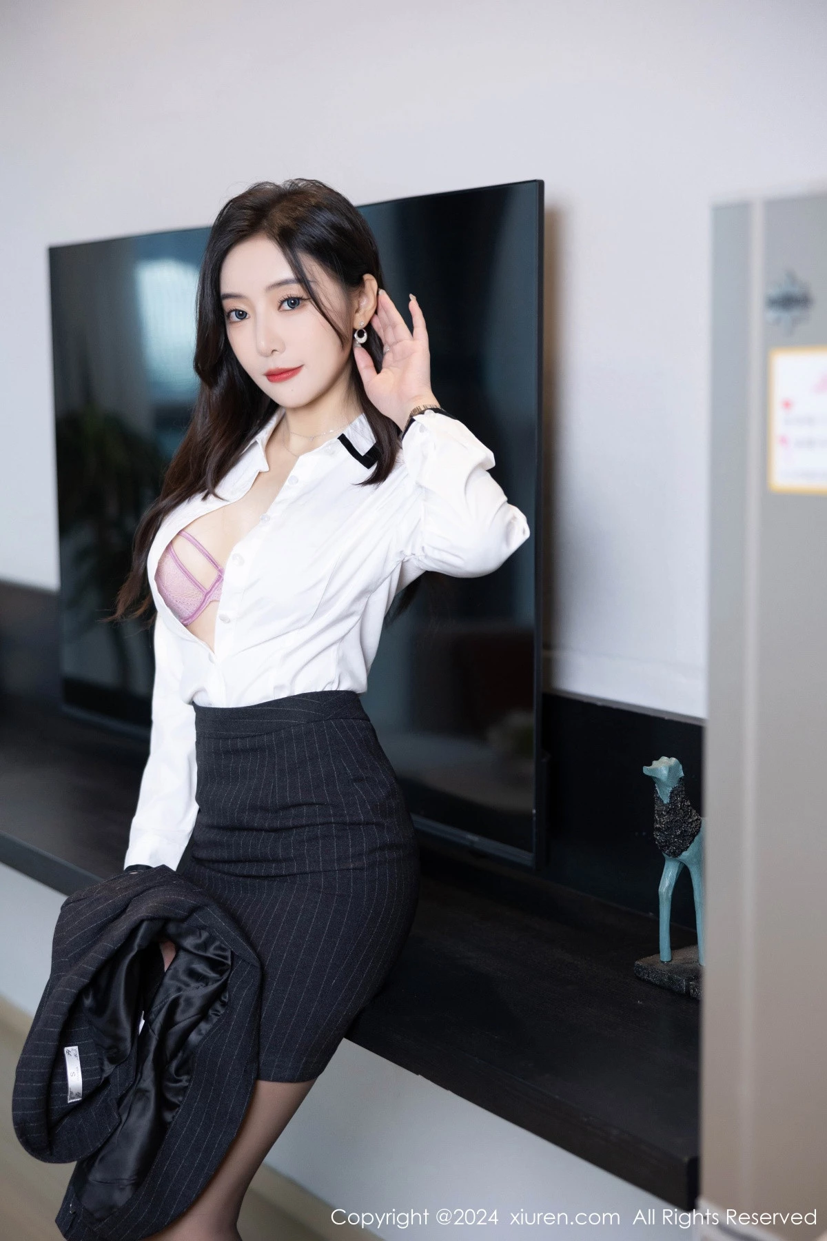 秀人集.com_[XiuRen秀人网]No.8656_女神王馨瑶yanni性感深色OL制服露粉色内衣配超薄黑丝诱惑写真85P