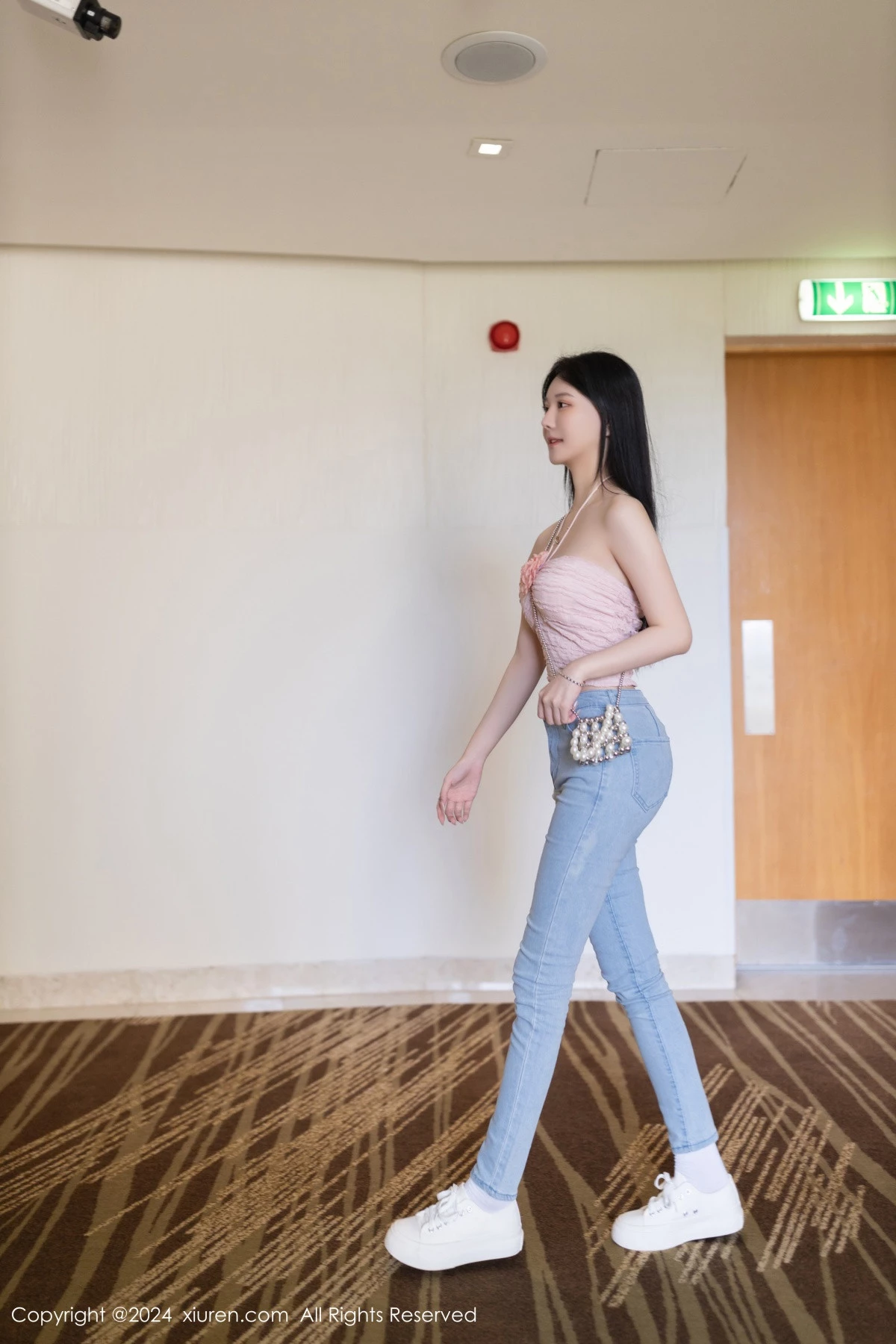 秀人集.com_[XiuRen秀人网]No.8672_模特幼幼性感粉色上衣配蓝色牛仔裤半脱秀翘臀美腿撩人诱惑写真80P