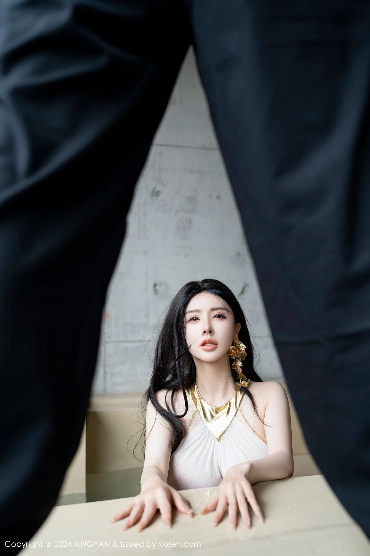 秀人集.com_[XINGYAN星颜社]VOL.238_模特潘思沁性感白色轻透连衣短裙配原色丝袜秀丰满身材诱惑写真82P