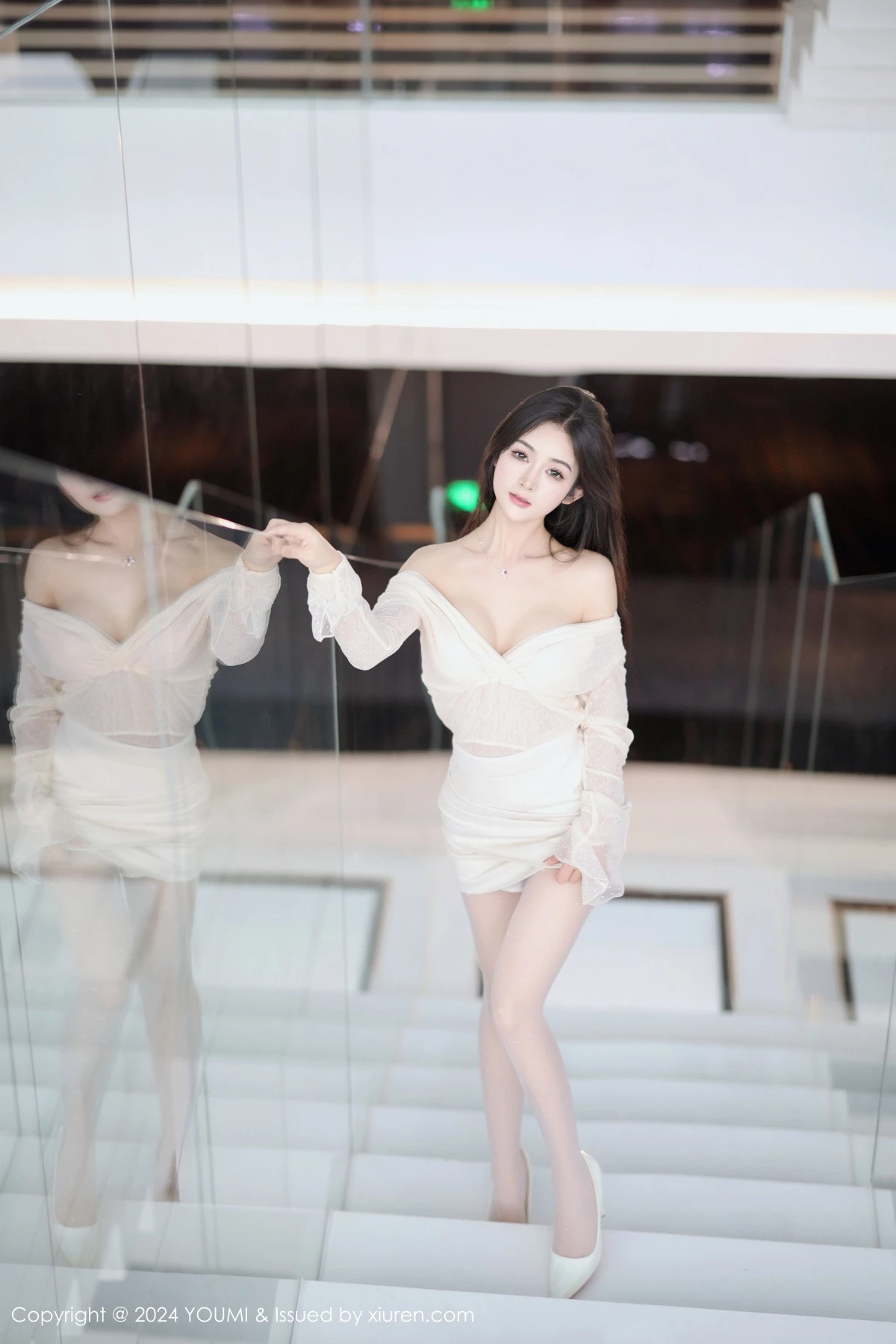 秀人集.com_[YouMi尤蜜荟]Vol.1072_模特谭小灵性感浅色轻透上衣配短裙露白丝袜秀曼妙身姿诱惑写真96P