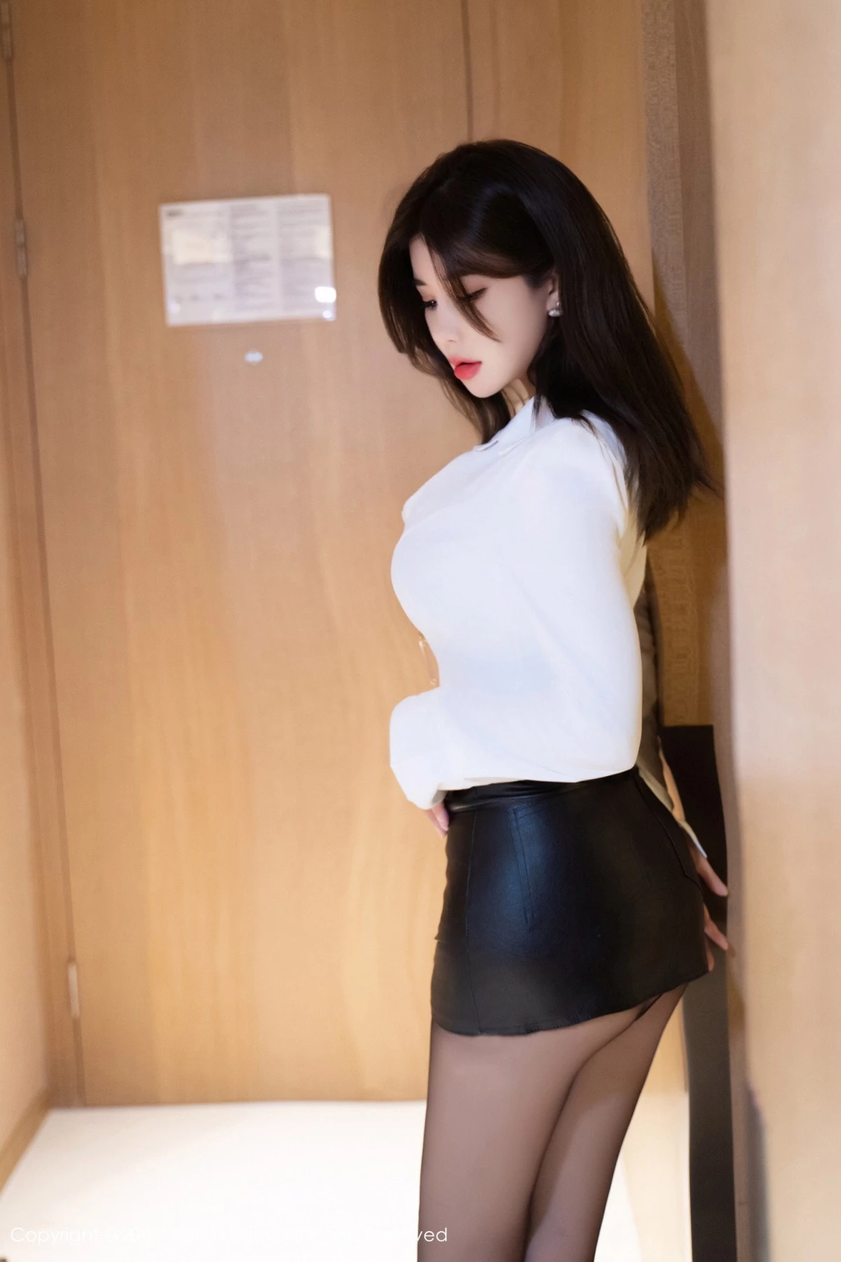 秀人集.com_[XiuRen秀人网]No.8710_模特周jojobaby性感白T配黑短裙露黑色内衣秀丰满身材诱惑写真81P