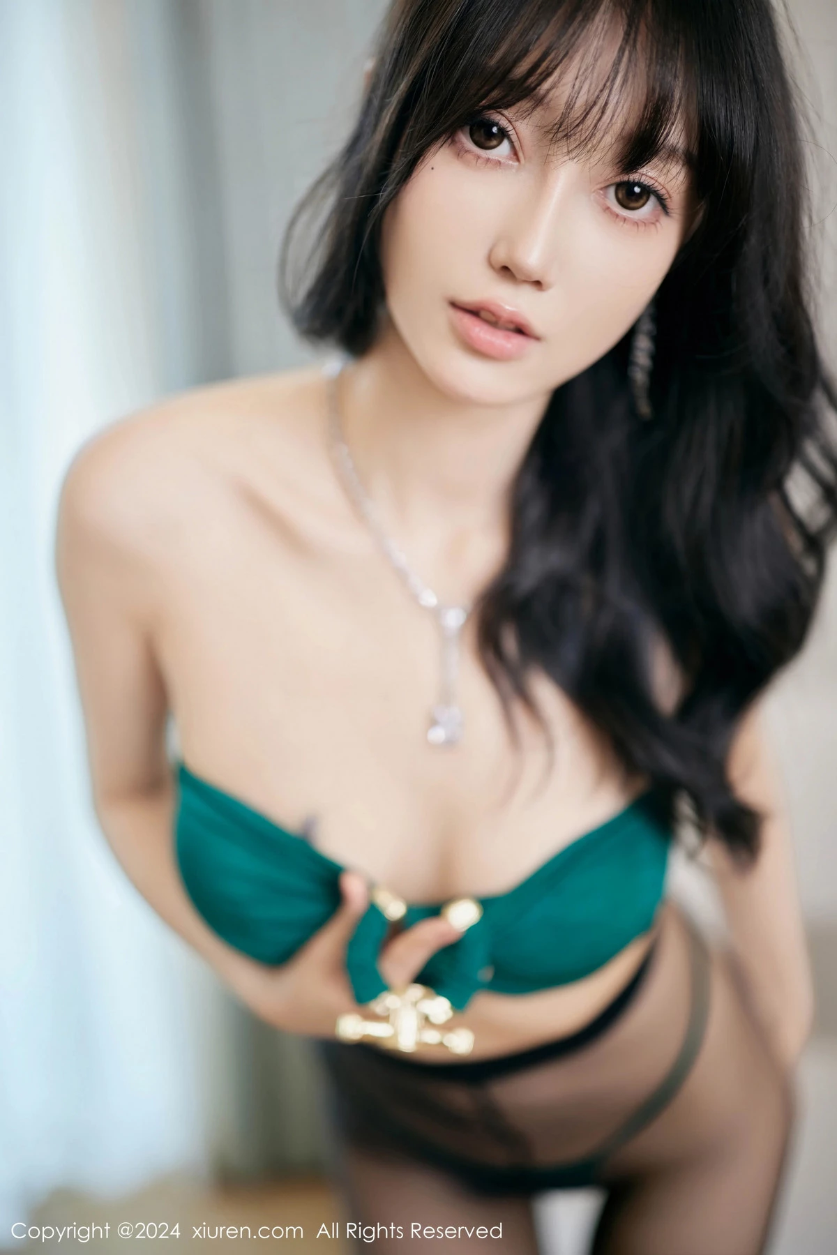 秀人集.com_[XiuRen秀人网]No.8772_模特玥儿玥私房性感墨绿色长裙配超薄黑丝秀曼妙身姿迷人写真76P