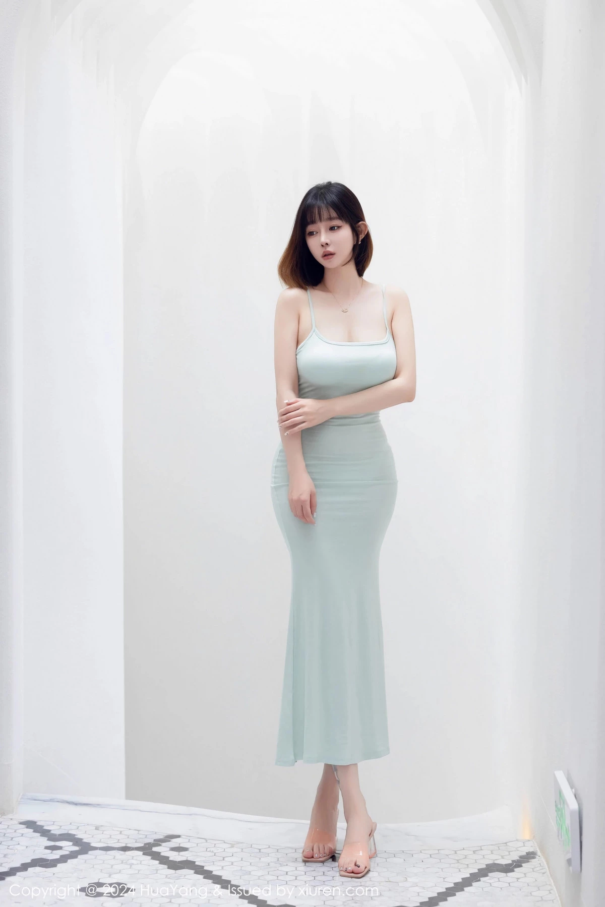 秀人集.com_[HuaYang花漾]Vol.586_女神王雨纯性感淡绿色露肩连衣长裙半脱秀丰腴身姿撩人诱惑写真94P