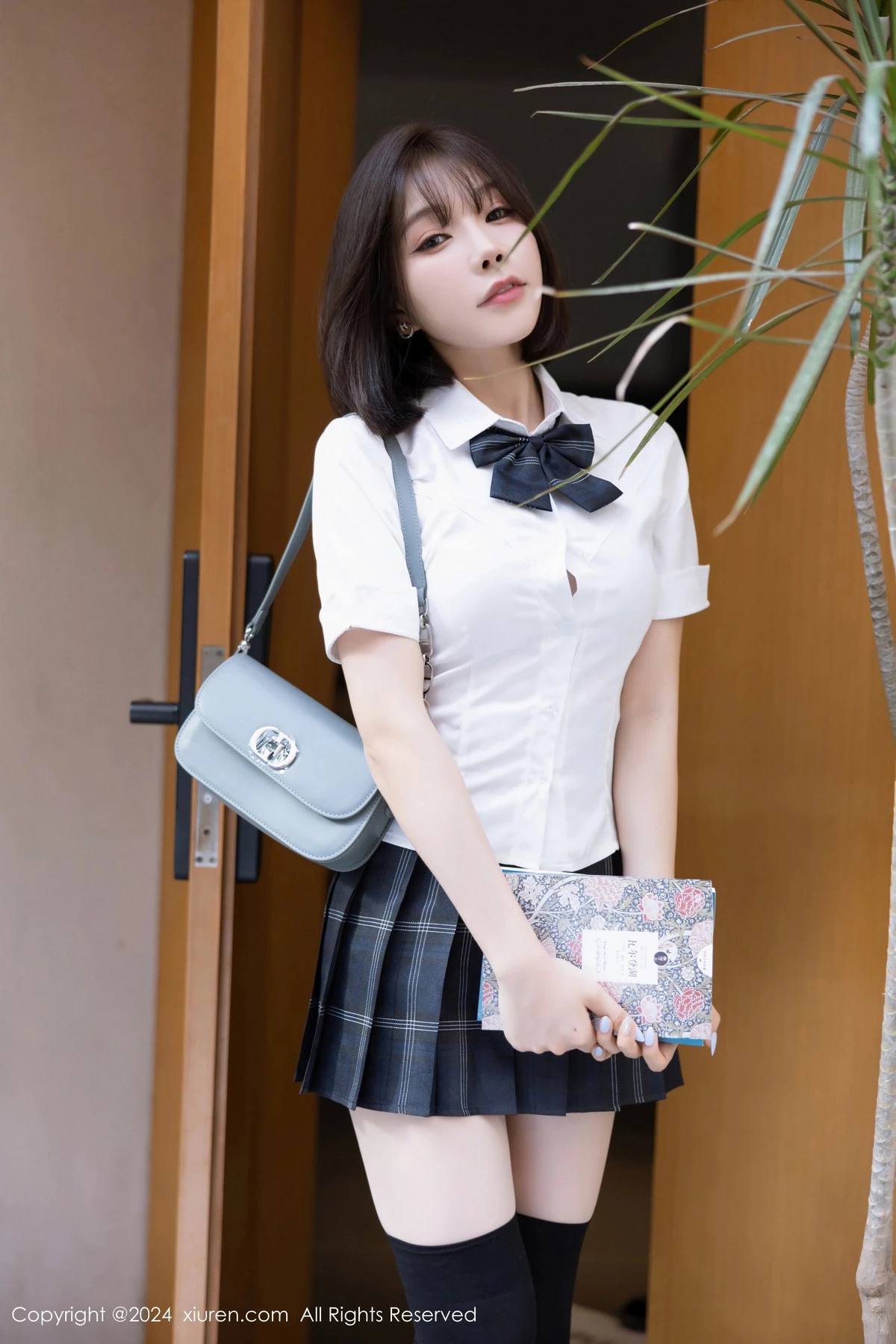 秀人集.com_[XiuRen秀人网]No.8785_女神徐莉芝Booty性感学生制服短裙配黑丝袜秀曼妙身姿诱惑写真100P