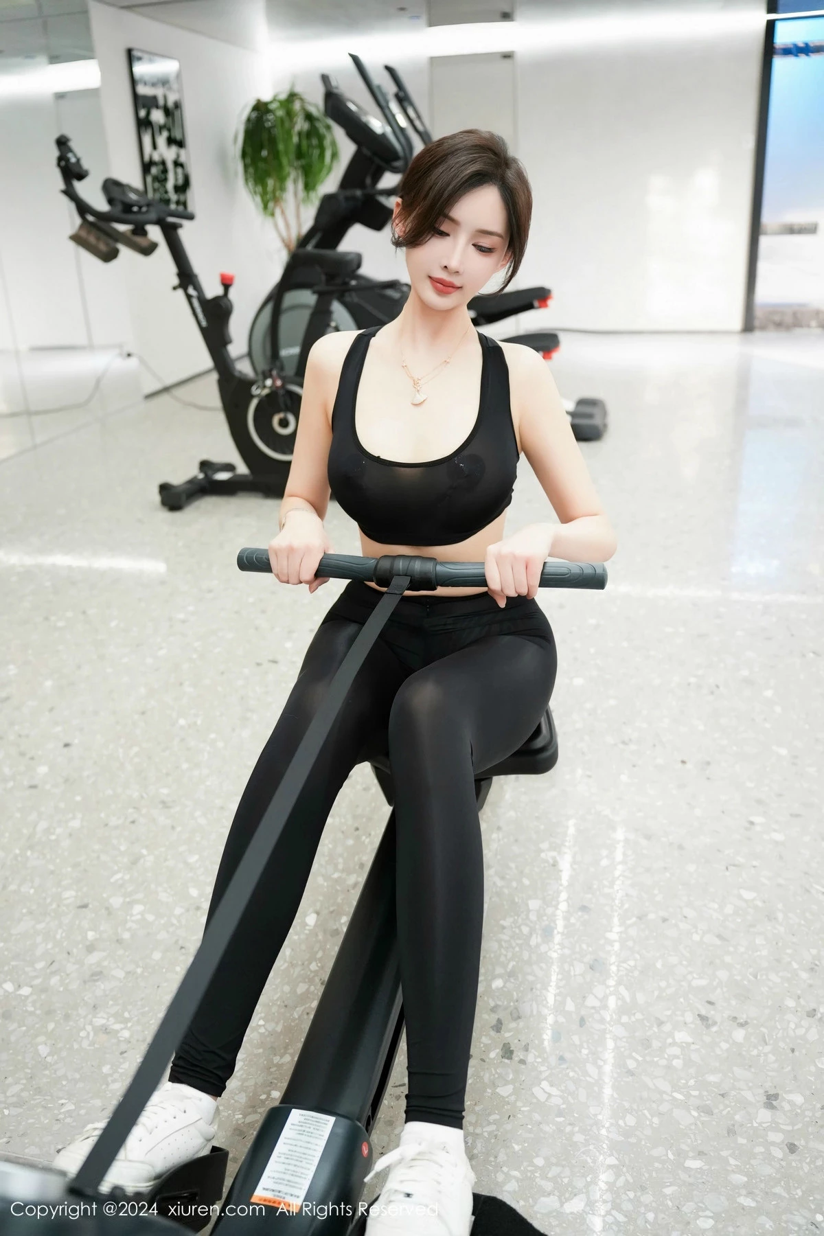 秀人集.com_[XiuRen秀人网]No.8810_女神Carol周妍希性感黑色运动套装配超薄黑丝秀完美身材诱惑写真100P