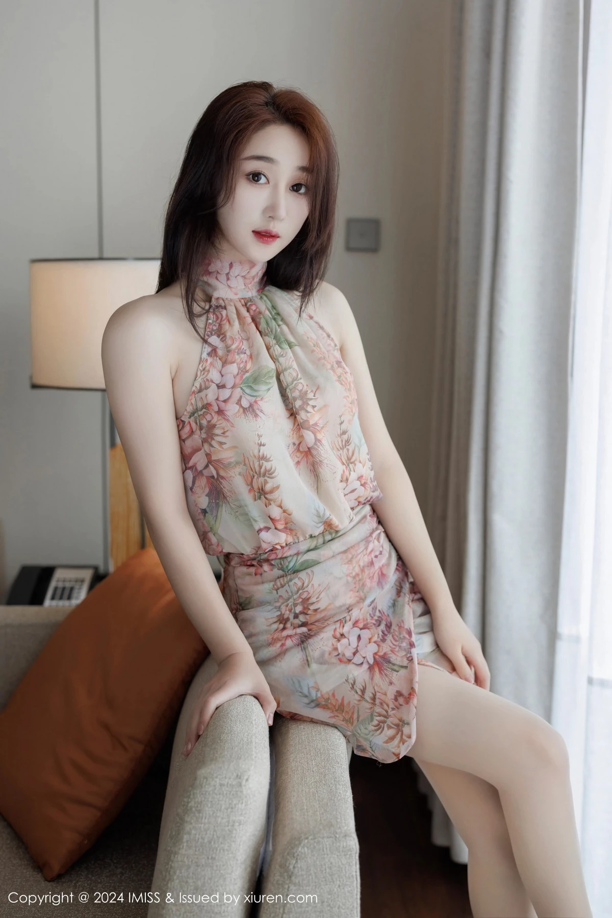 秀人集.com_[IMISS爱蜜社]Vol.772_模特九月生性感浅色连衣短裙配超薄肉丝秀翘臀美腿迷人诱惑写真52P