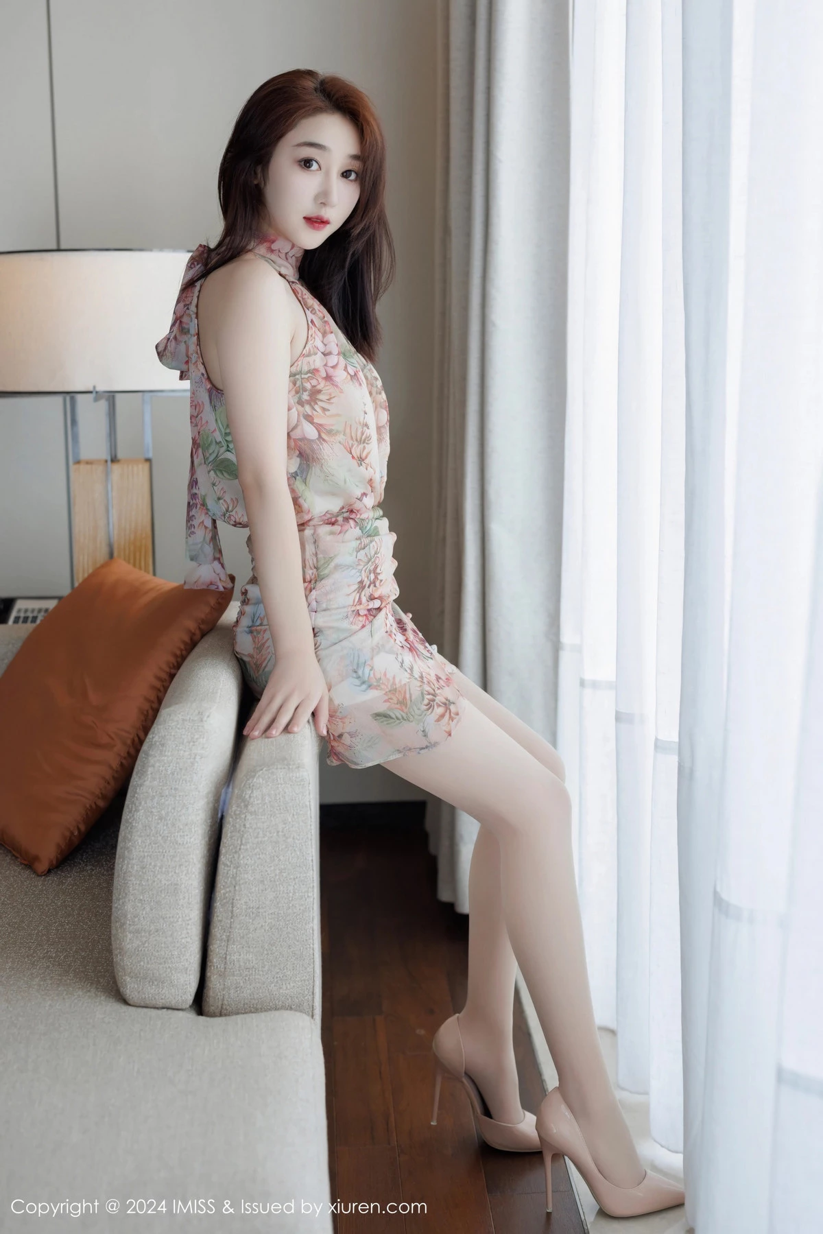 秀人集.com_[IMISS爱蜜社]Vol.772_模特九月生性感浅色连衣短裙配超薄肉丝秀翘臀美腿迷人诱惑写真52P