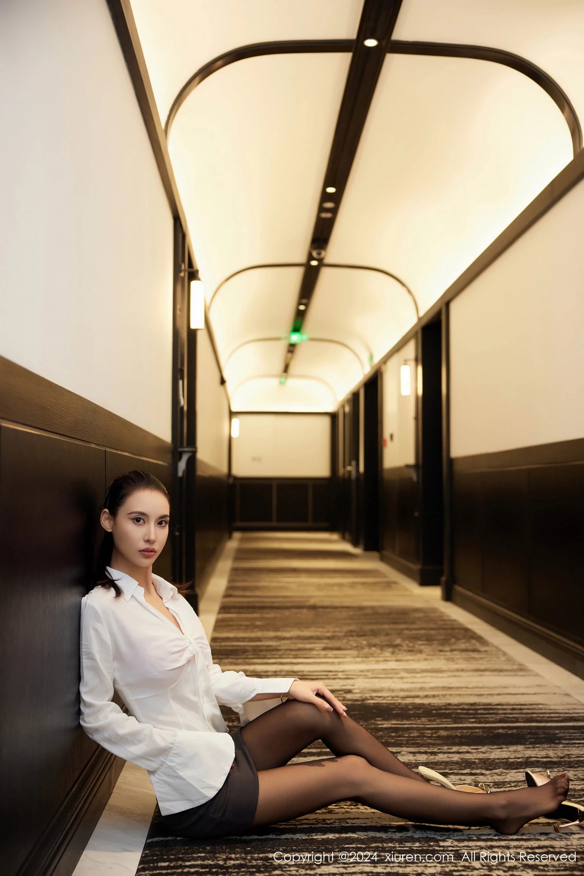 秀人集.com_[XiuRen秀人网]No.8828_模特Lingyu69饭店场景白色OL服饰露粉色内衣配超薄黑丝诱惑写真63P