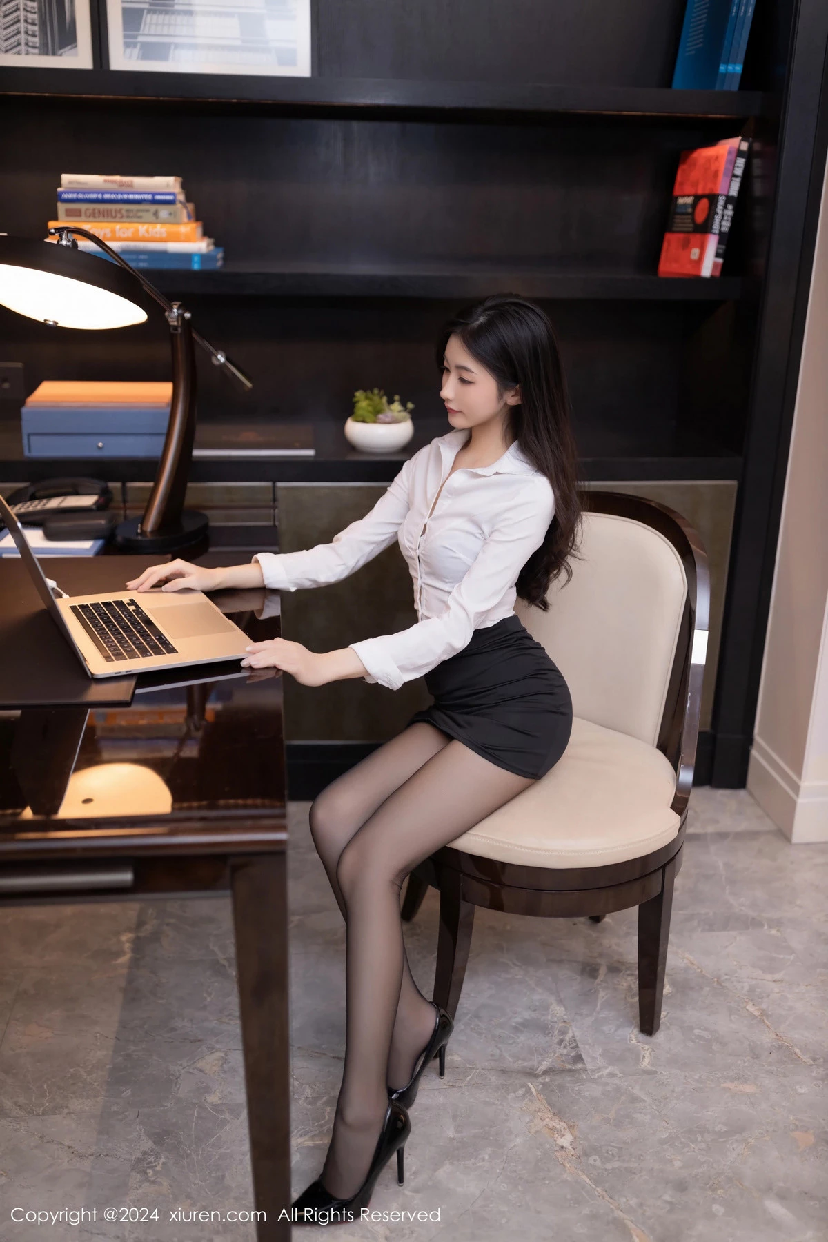 秀人集.com_[XiuRen秀人网]No.8830_模特鱼尾fish性感白T配黑短裙露蕾丝内衣配超薄黑丝撩人诱惑写真80P