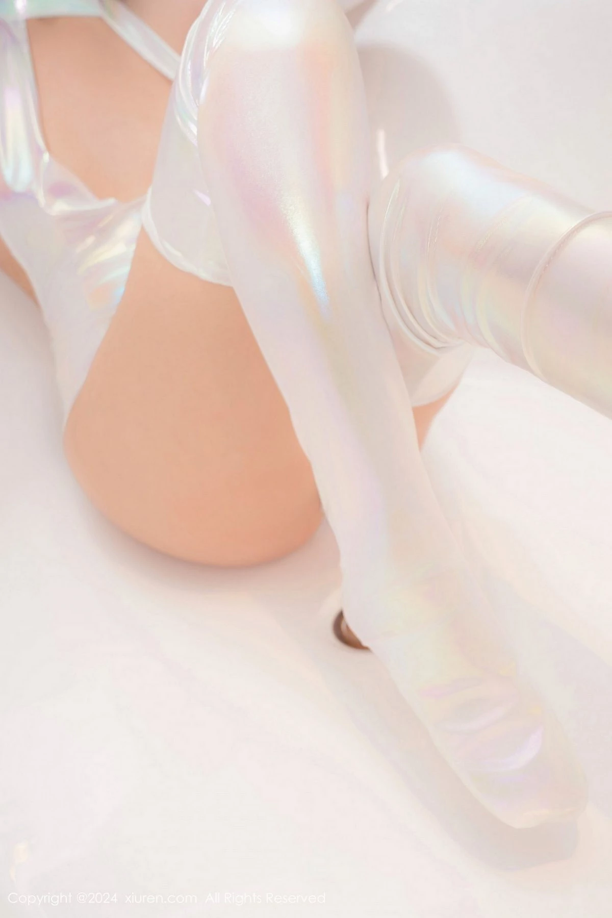 秀人集.com_[XiuRen秀人网]No.8840_模特徐若兮浴室场景白色高叉连体衣配白丝袜秀曼妙身姿诱惑写真75P