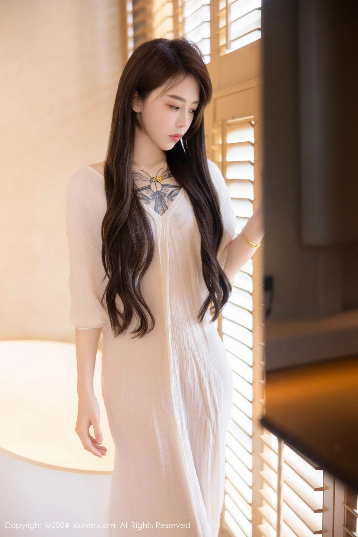 秀人集.com_[XiuRen秀人网]No.8842_新人模特夏竹性感浅色连衣裙+白色薄纱服饰秀曼妙身姿诱惑写真83P