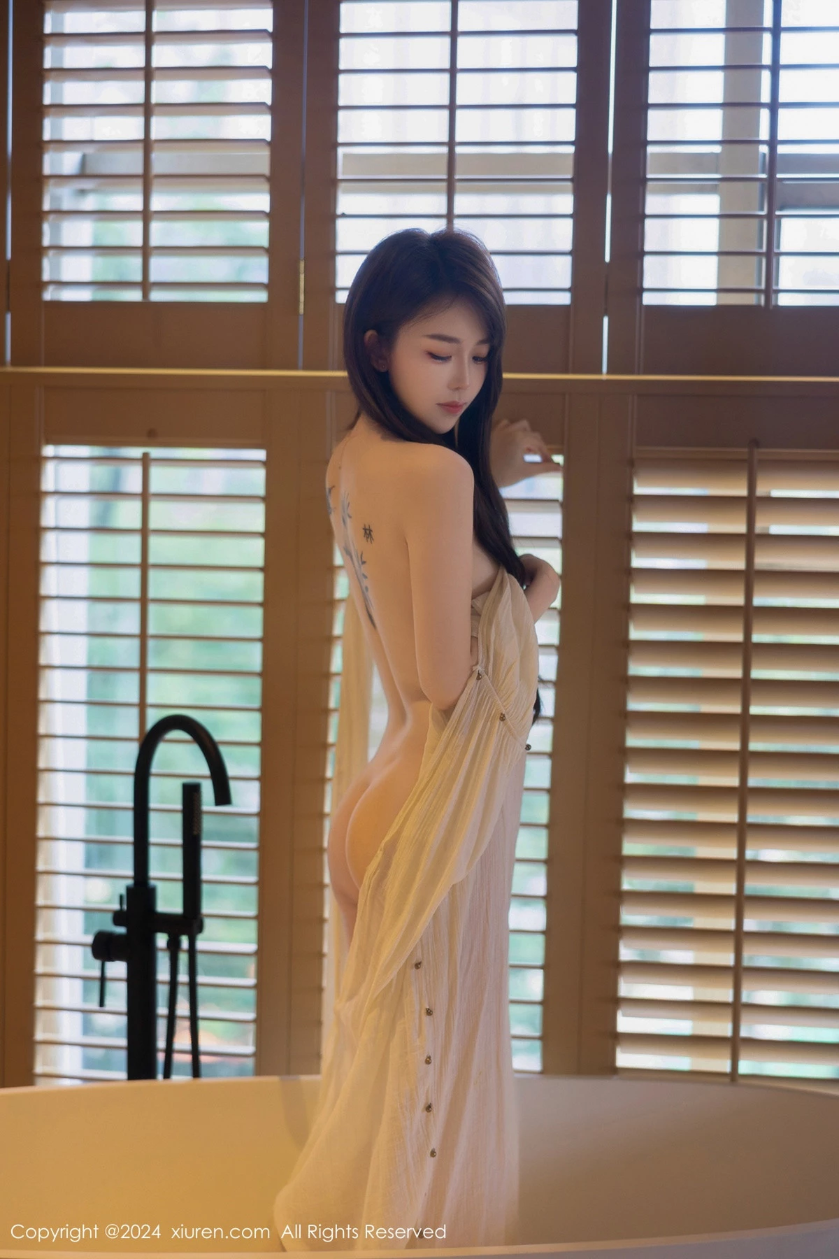 秀人集.com_[XiuRen秀人网]No.8842_新人模特夏竹性感浅色连衣裙+白色薄纱服饰秀曼妙身姿诱惑写真83P