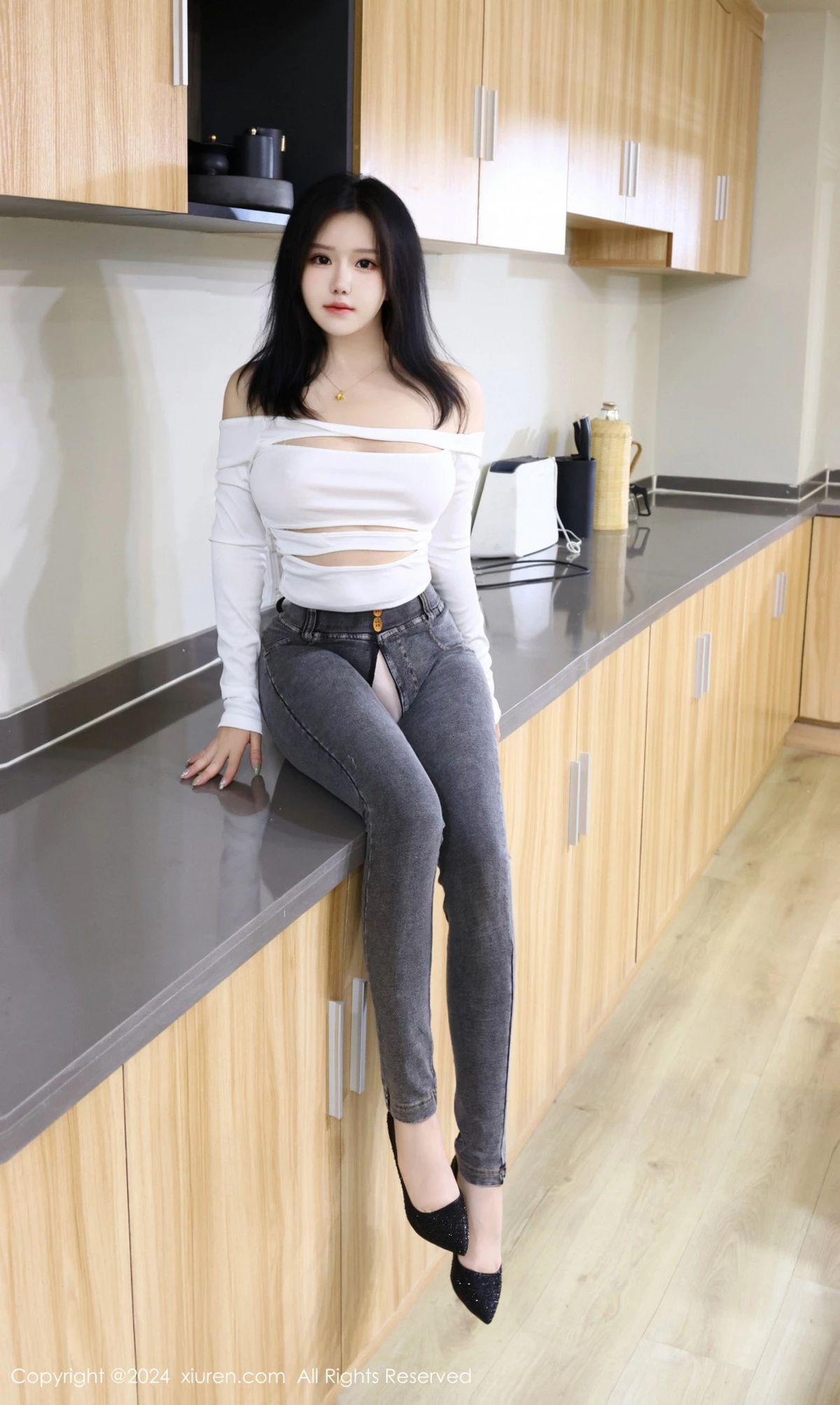 秀人集.com_[XiuRen秀人网]No.8853_模特小薯条nienie性感白色T恤配露臀牛仔裤秀完美身材诱惑写真78P