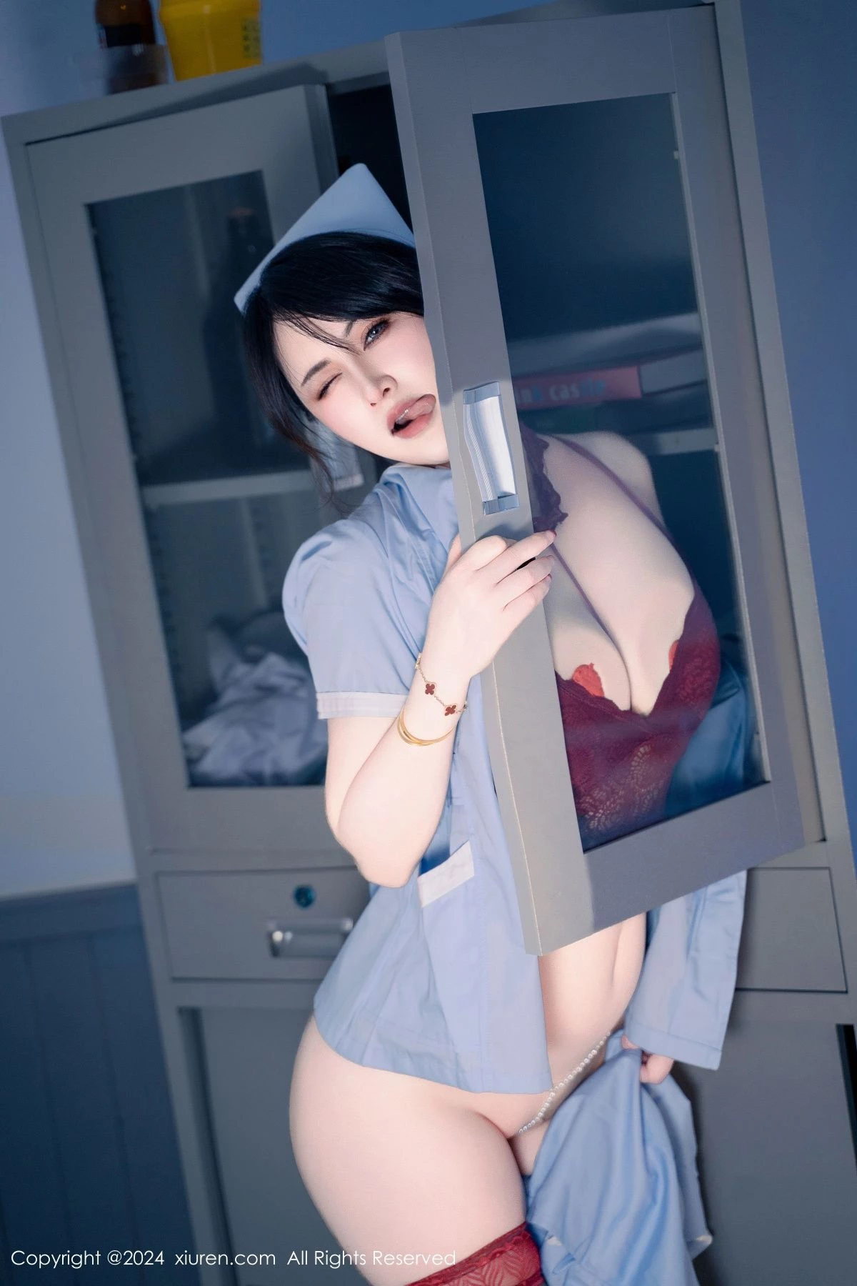 秀人集.com_[XiuRen秀人网]No.8859_模特诗诗kiki性感灰色护士服露红色蕾丝内衣秀丰满身材诱惑写真114P
