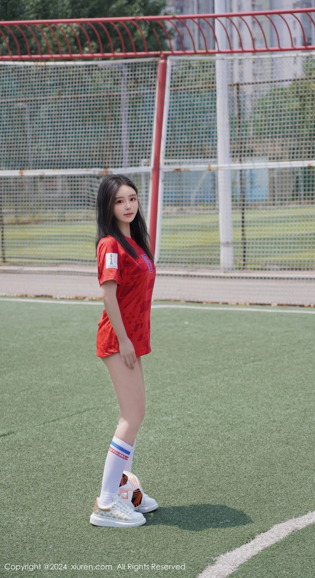 秀人集.com_[XiuRen秀人网]No.8733_模特小薯条nienie足球场景性感红色足球服饰秀曼妙身姿诱惑写真87P
