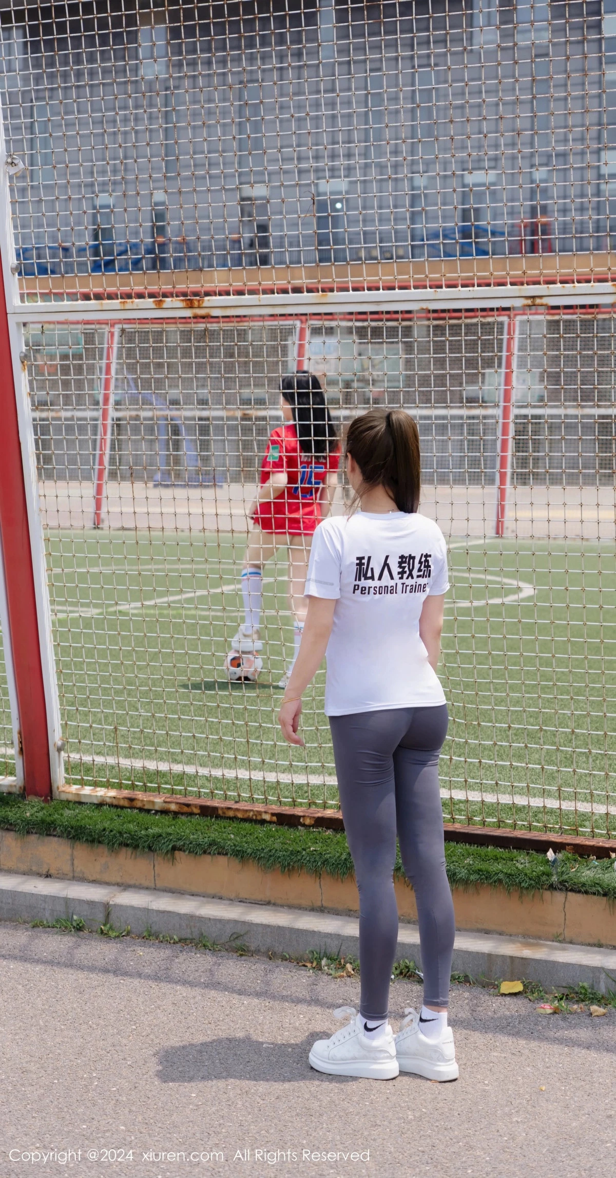 秀人集.com_[XiuRen秀人网]No.8733_模特小薯条nienie足球场景性感红色足球服饰秀曼妙身姿诱惑写真87P