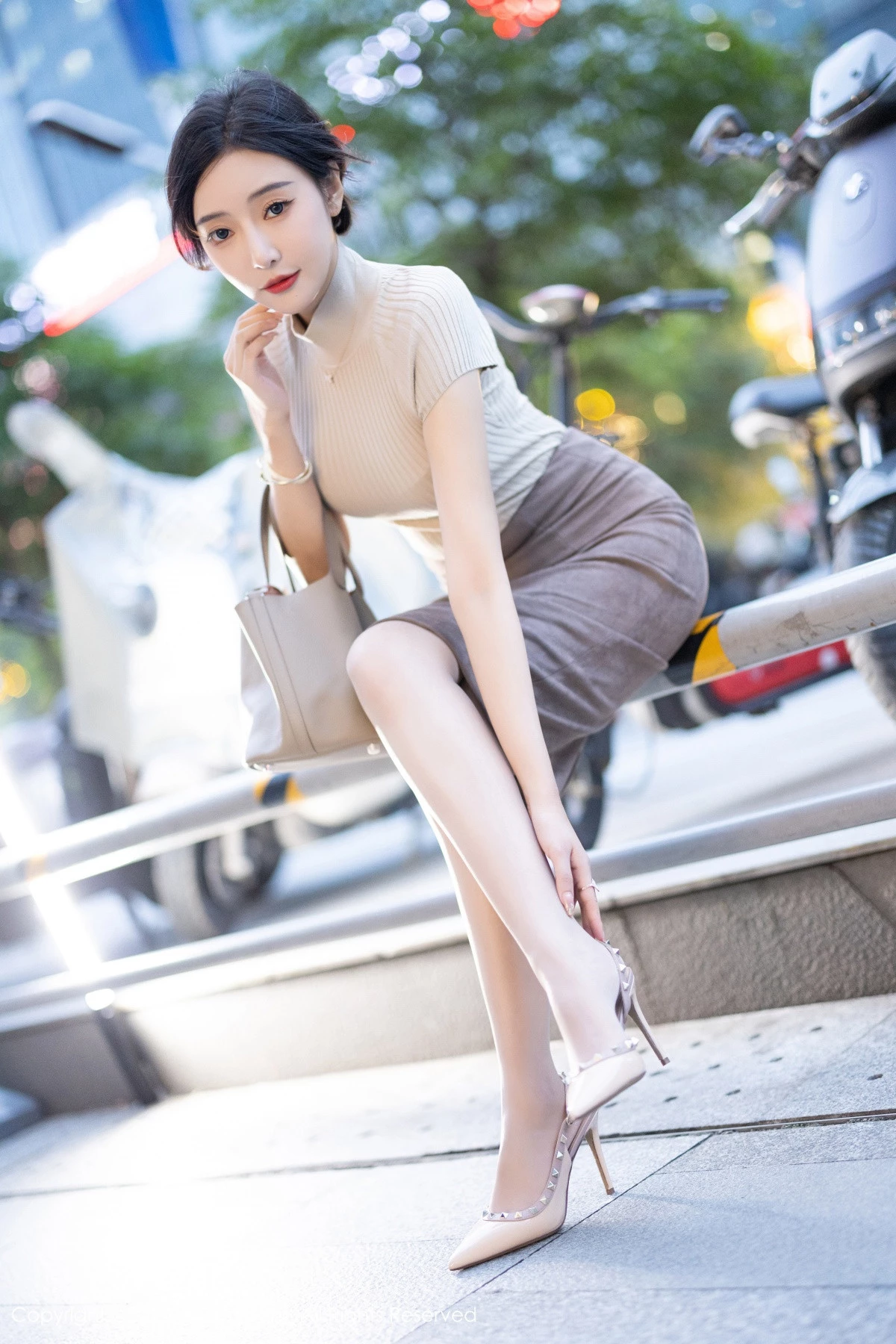 秀人集.com_[XiuRen秀人网]No.8741_女神王馨瑶yanni浅色上衣配短裙露闪亮肉丝秀丰满身姿诱惑写真80P